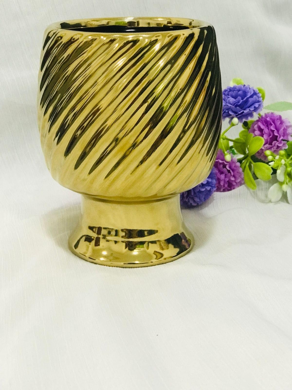 Golden Vase-Ceramic Flower Vase – home decor-Simplistic Design for Contemporary Table Shelf Home Accents, Suitable for Living Room Centerpieces, Bedroom, Kitchen, and Office Desk (Golden).