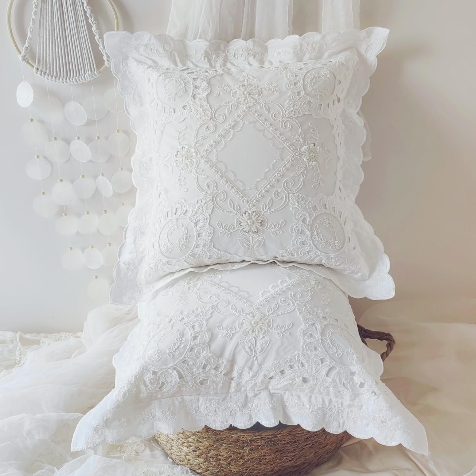 Housse de coussin 45x45 cm en dentelle avec broderie florale et motif géométrique blanc
