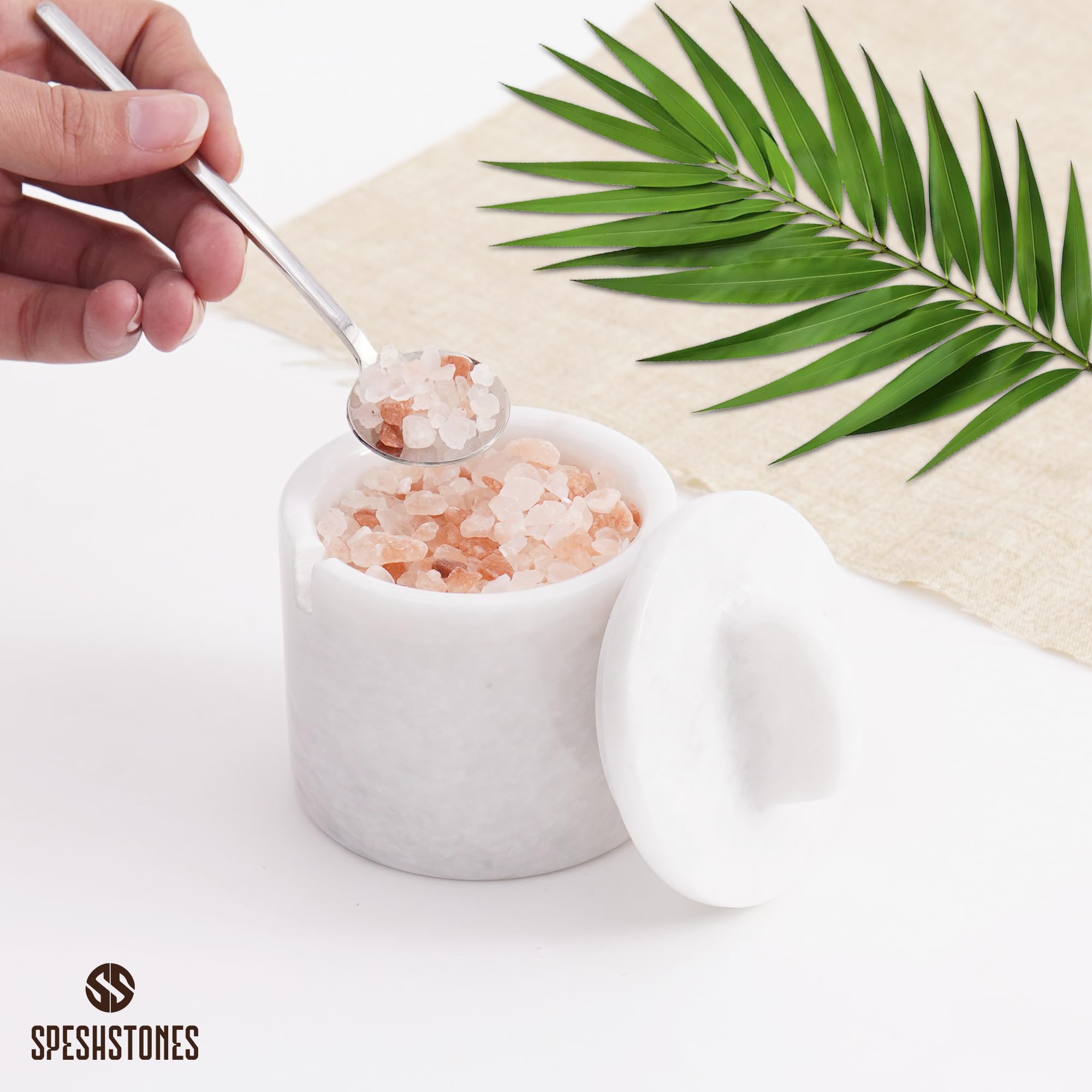 SPESHSTONES Salière en marbre avec couvercle et cuillère de 10,2 cm - Blanc - Petits récipients d'assaisonnement faits à la main - Pots à épices décoratifs, sucrier avec cuillère et salière feuilletée