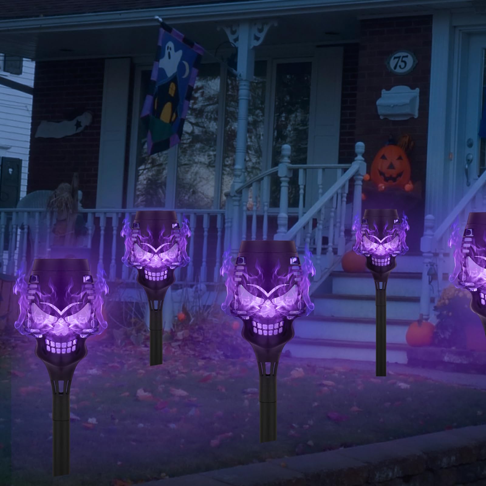 Solar Halloween Dekorationen Outdoor, 8 Pack Gruselige Totenköpfe Solar Fackel Flamme Lichter, Wasserdicht Weg Halloween Lichter für Garten, Hof, Rasen, Veranda, Landschaft Dekor, Lila