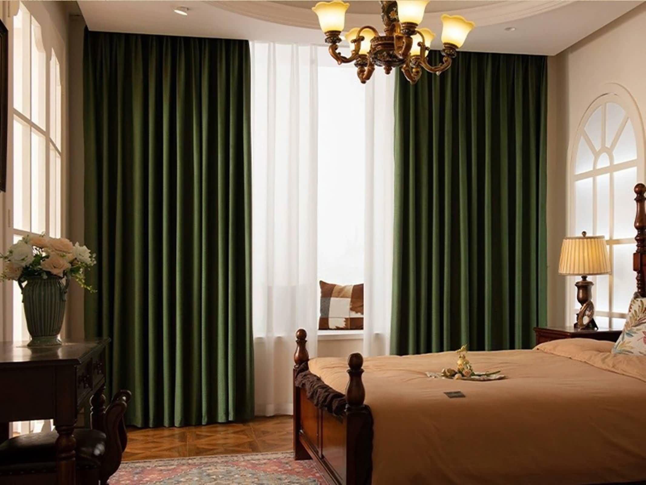 Rideaux occultants thermiques pour créer un salon vintage vert foncé