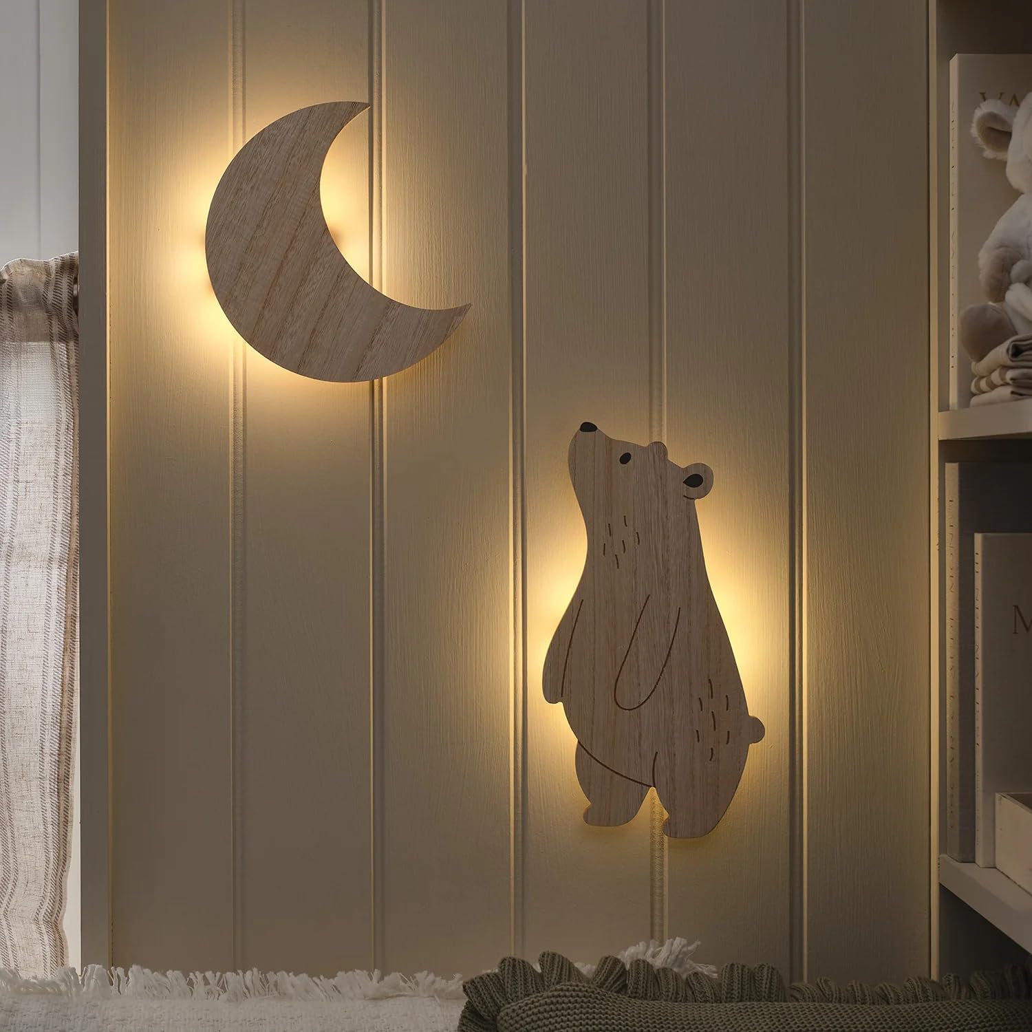Lights4fun Set Wandlampen Mond & Bär | warmweiße LEDs| Batteriebetrieben | Fernbedienung & Timer | Kinderzimmer Schlafzimmer Wandleuchte | Deko Wanddeko Nachtlampe Nachtlicht
