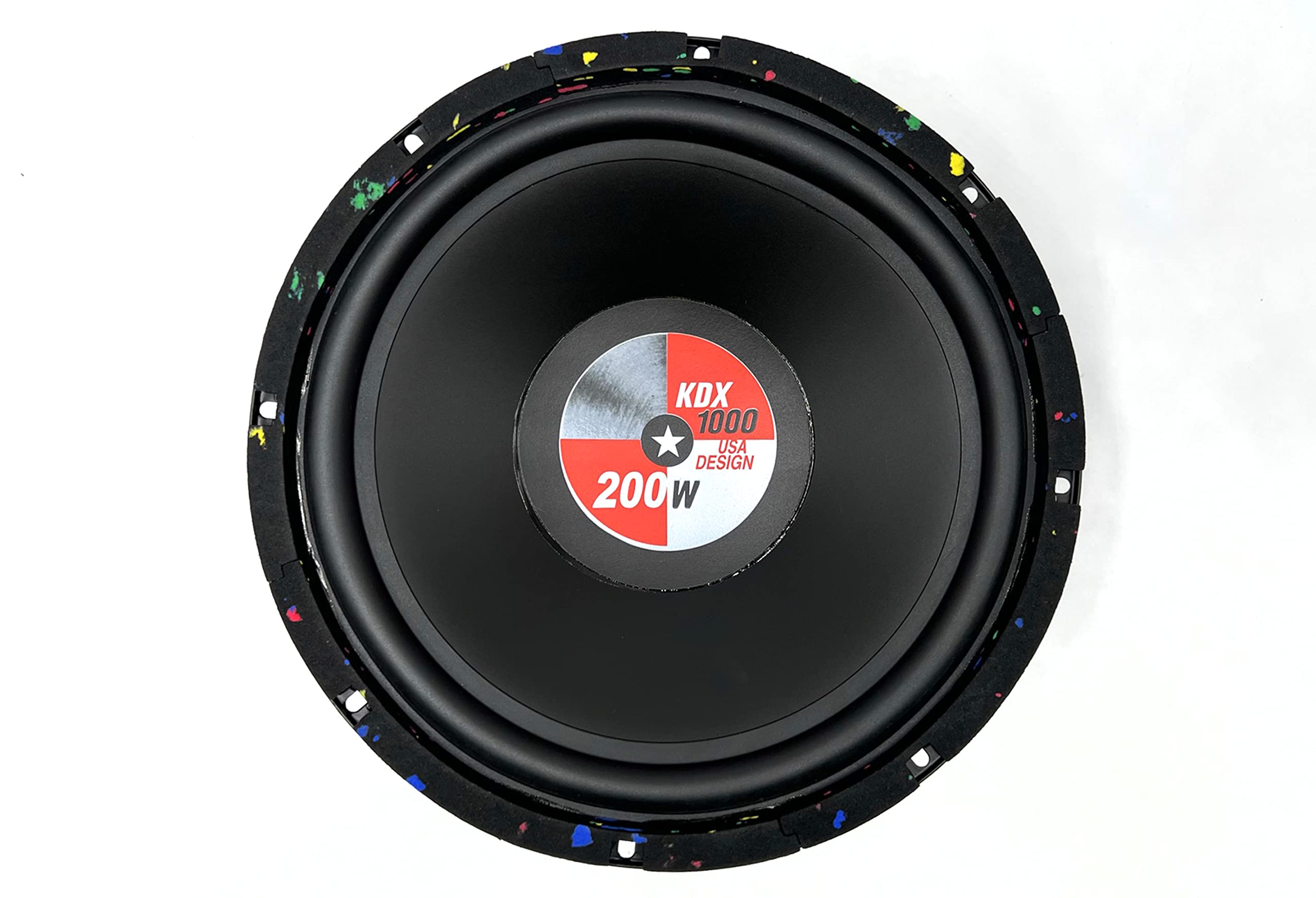 Potente subwoofer KDX1000 de 10 Pulgadas (250mm) con Cono de Mica y una Potencia máxima de 200W y Potencia RMS de 100W. Ideal para realzar los Graves en su vehículo. 1 Unidad