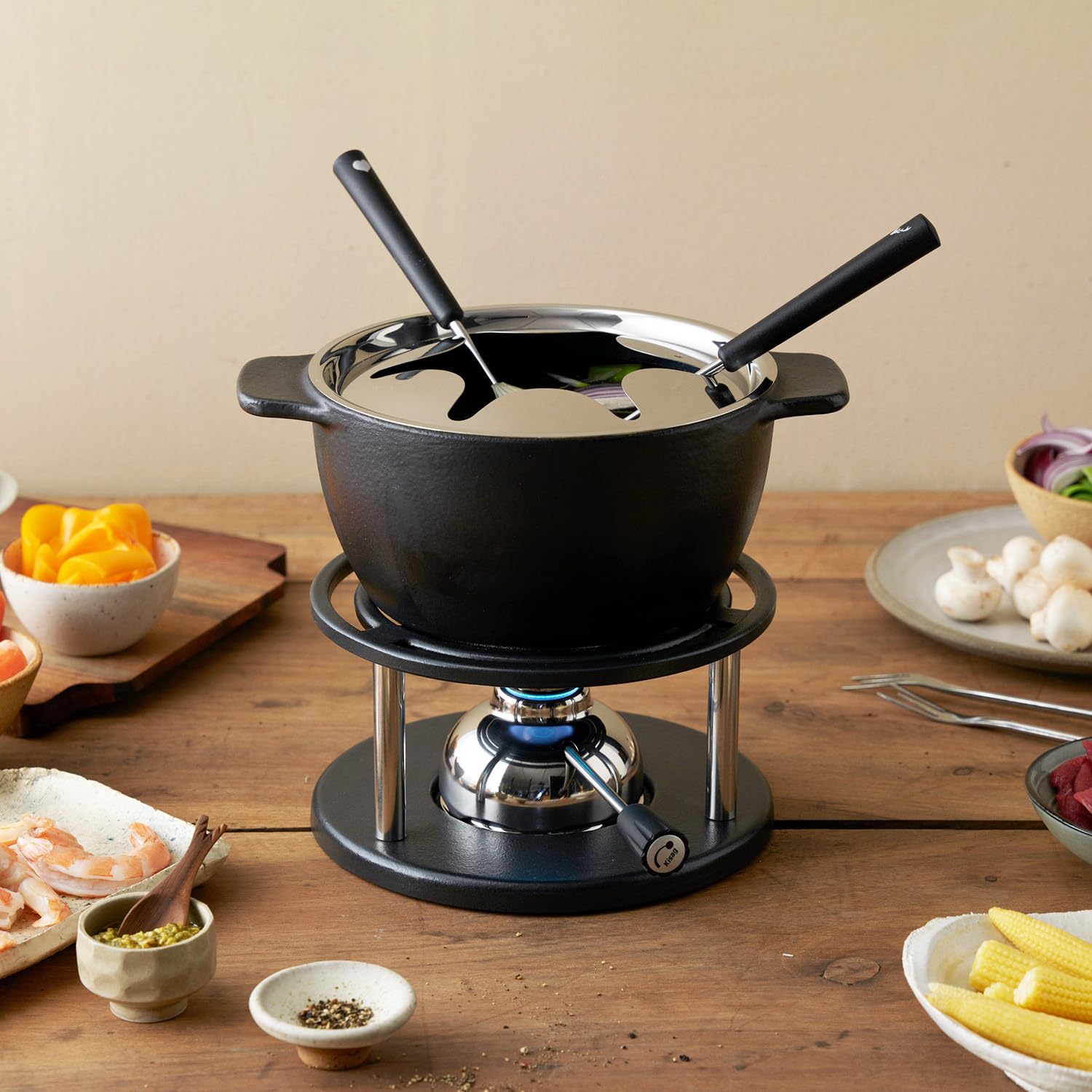 Kisag Twin Set à Fondue en Fonte pour 6 Personnes avec Casserole en Fonte Ø 16 cm Convient pour l'induction, réchaud Suisse avec brûleur à gaz et 6 fourchettes à Fondue, kit à Fondue au Fromage, à la