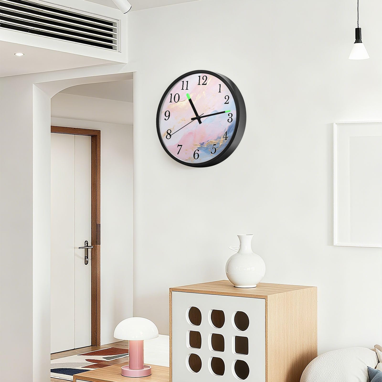 Mnsruu Reloj de pared luminoso con tinta de mármol rosa, reloj de pared que brilla en la oscuridad, funciona con pilas, reloj de luz nocturna silencioso sin tictac para dormitorio