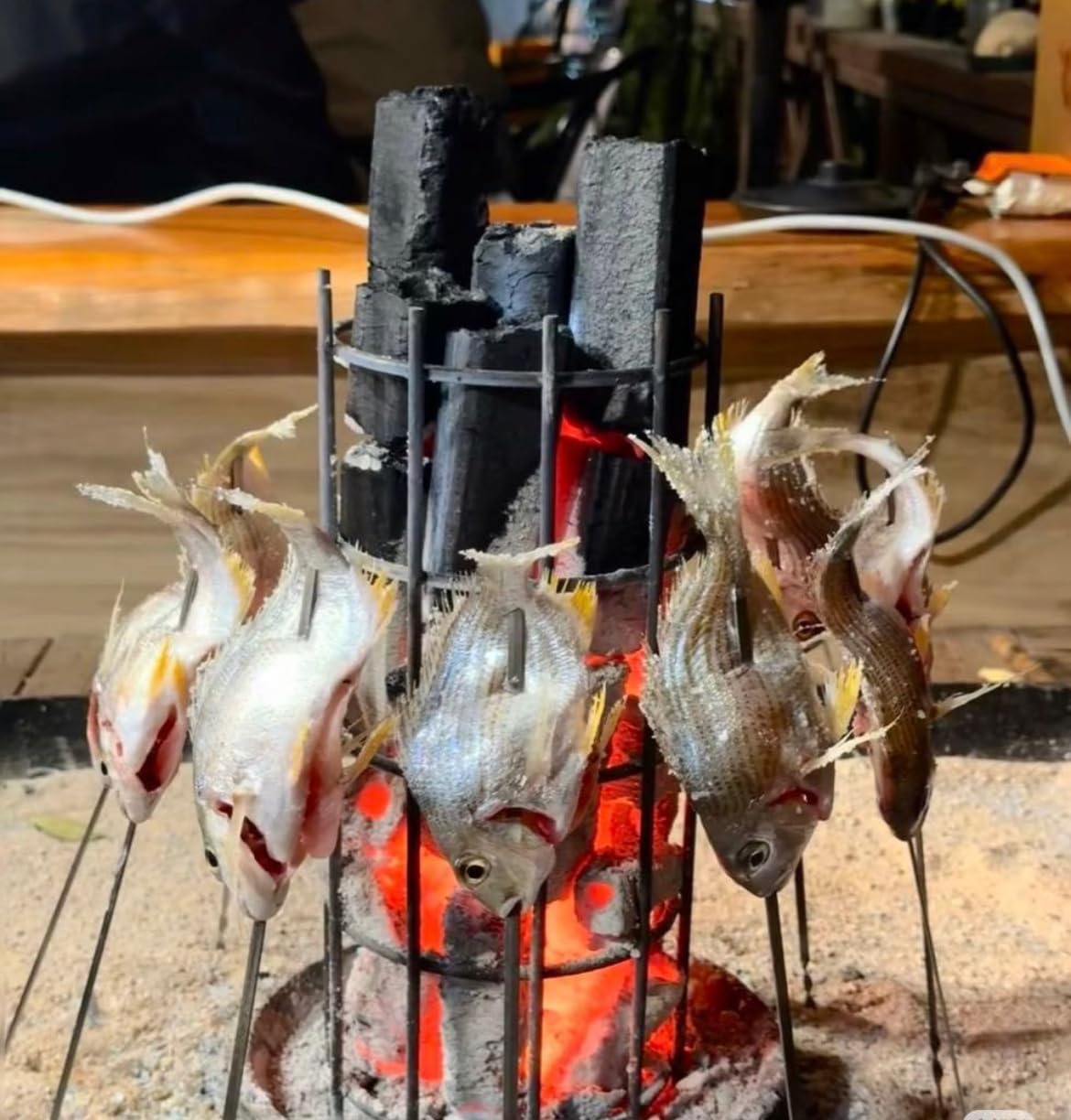 Amazon.co.jp: 原始焼きスタンド 炉端焼き 五徳 魚焼き 枠 囲炉裏 火鉢