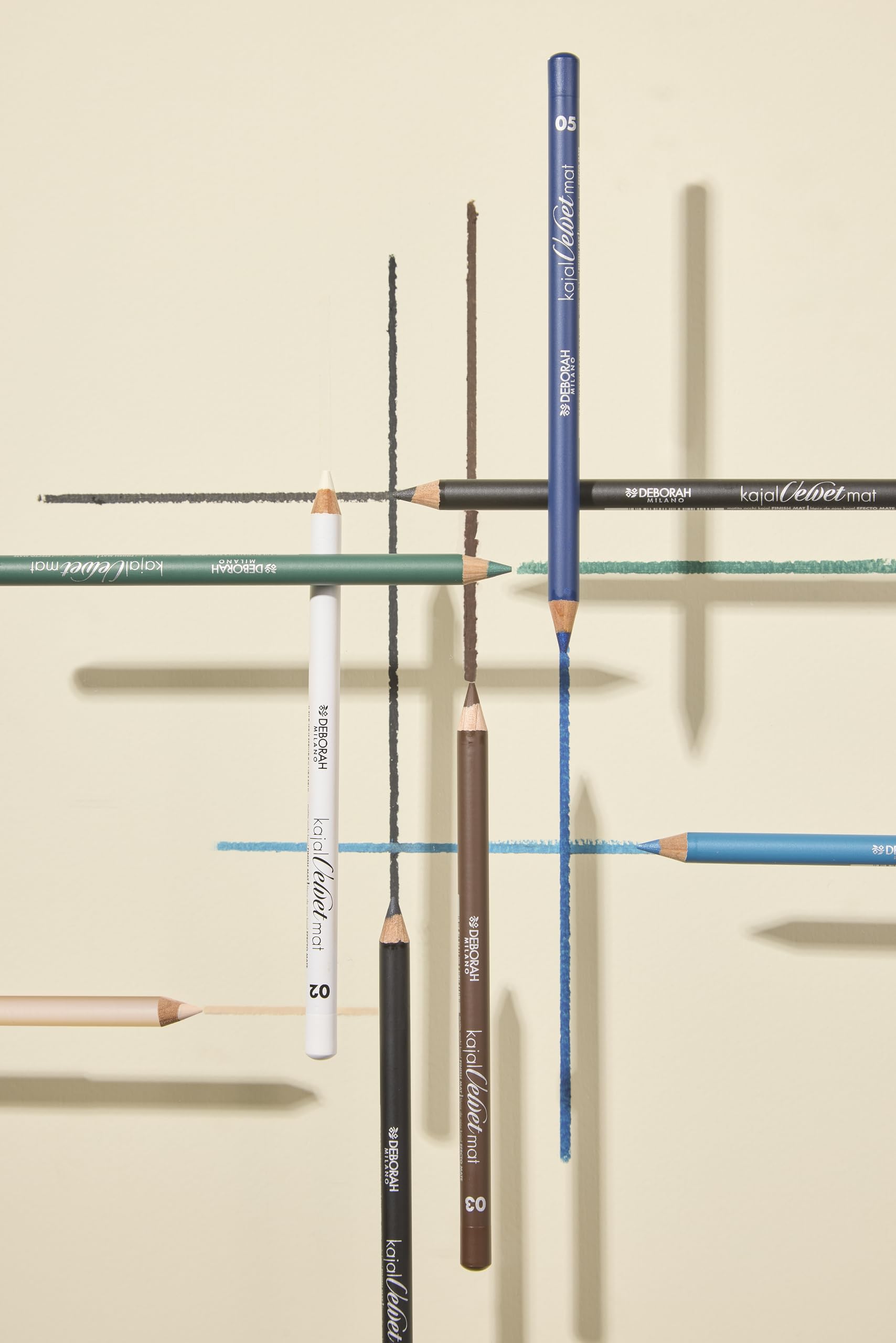 Deborah Milano - Matita Occhi Kajal Velvet Mat, 06 Azzurra, Finish Matte a Lunga Durata, Texture Cremosa e Scorrevole, Dona uno Sguardo Intenso e Definito, Vegan, 1.3 gr