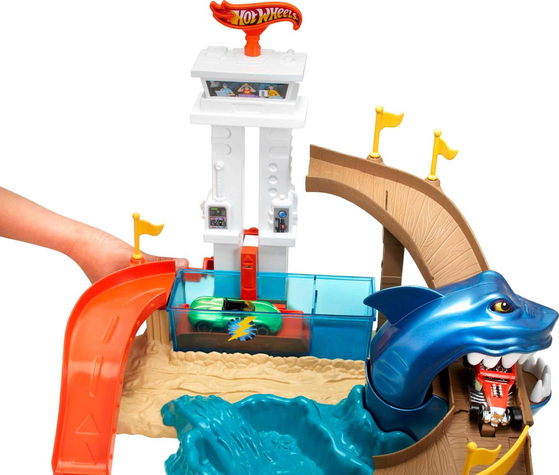 Hot Wheels Piste Attaque Requin, Coffret de Jeu avec 2 Zones de Changement de Couleur et Un véhicule Color Shifters Inclus, Jouet pour Enfant, BGK04