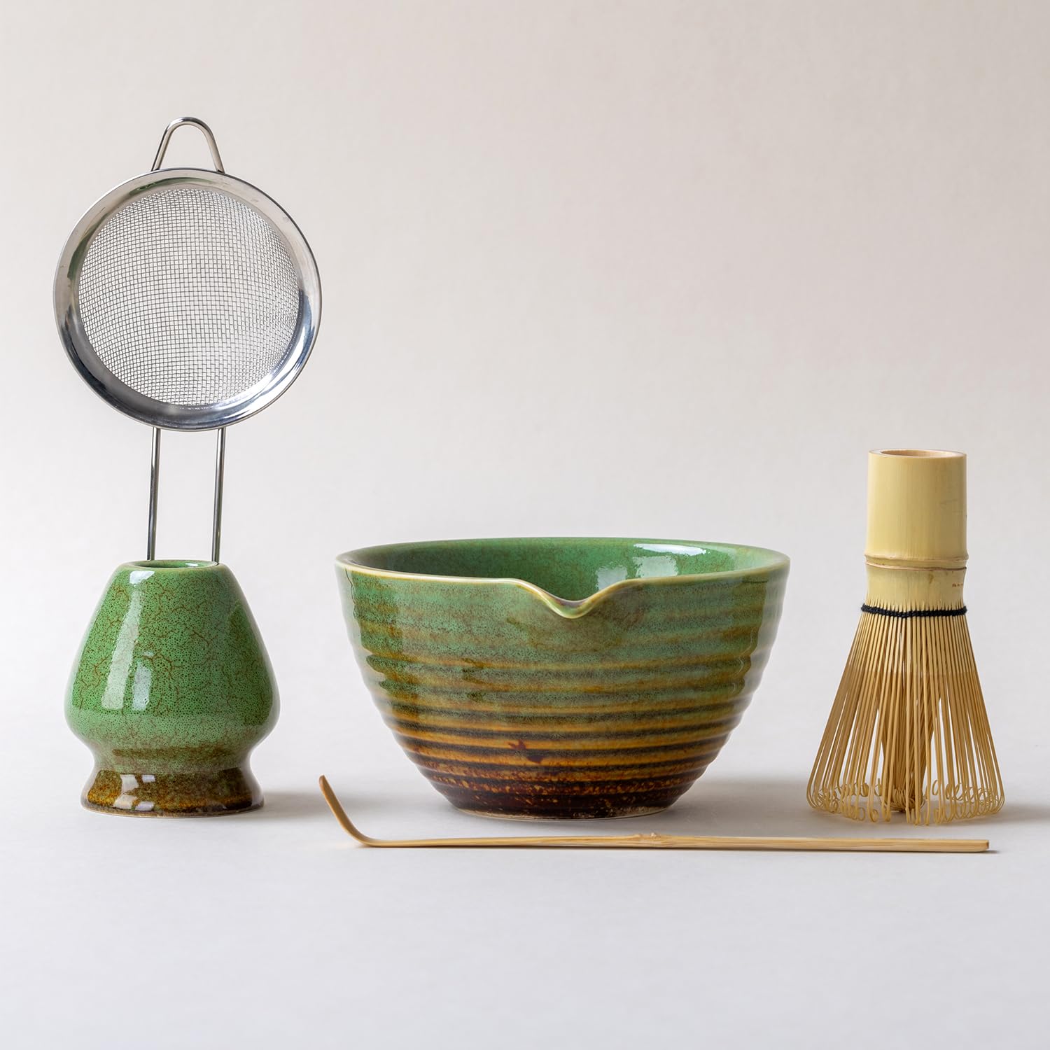 Service traditionnel de cérémonie du thé matcha avec bol en céramique, fouet en bambou, support et passoire, 5 pièces (vert)