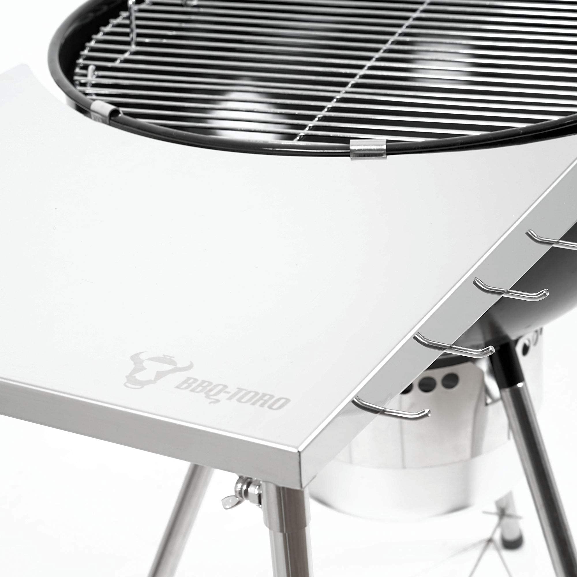 BBQ-TORO Tavolino di supporto in acciaio inox per grill ovali da 57 cm di diametro | 55 x 51 x 47-74 cm | Tavolino laterale regolabile in altezza per barbecue a sfera con 4 ganci per le posate