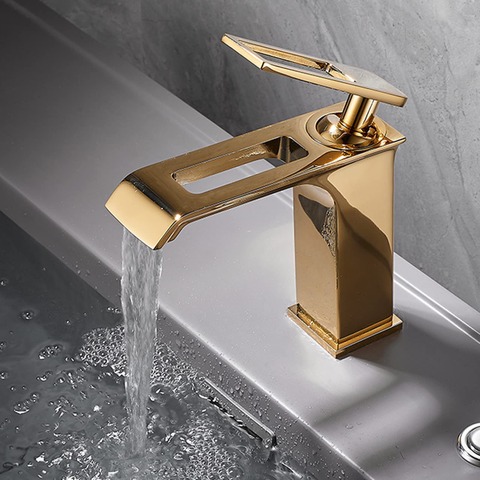 Mitigeur cascade doré pour vasque de salle de bain ambiance spa relaxant