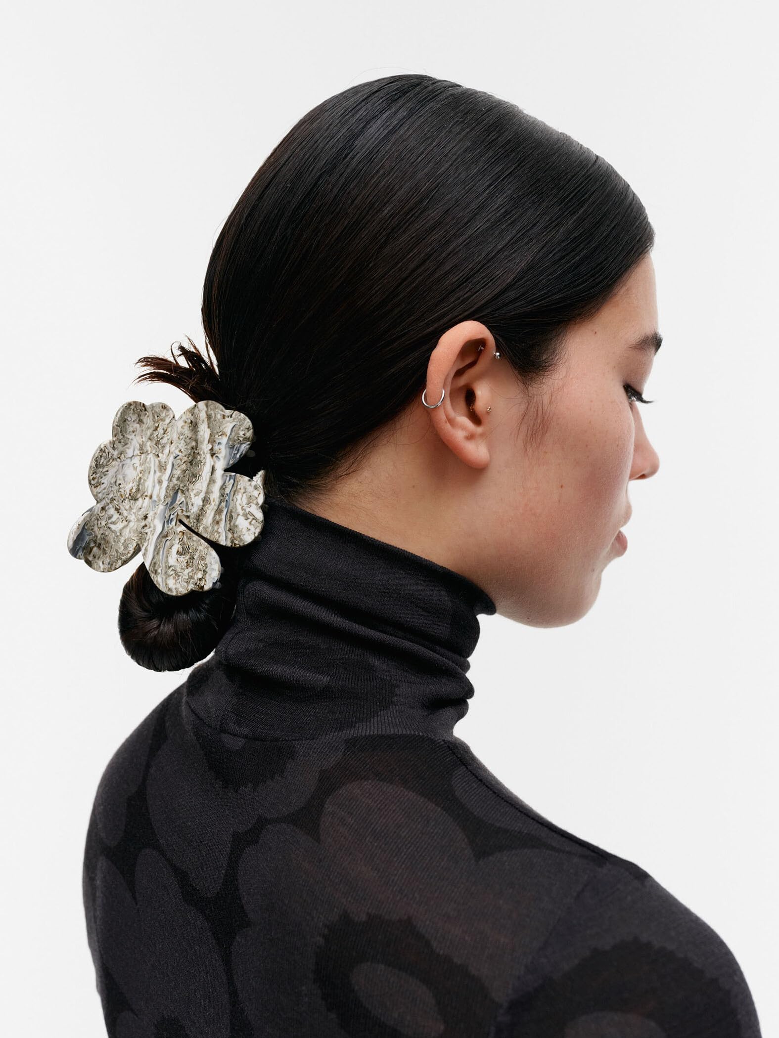 マリメッコ　ヘアークリップ　ライトグレー Amazon.co.jp: [マリメッコ] Unikko Hair Clip Large レディース