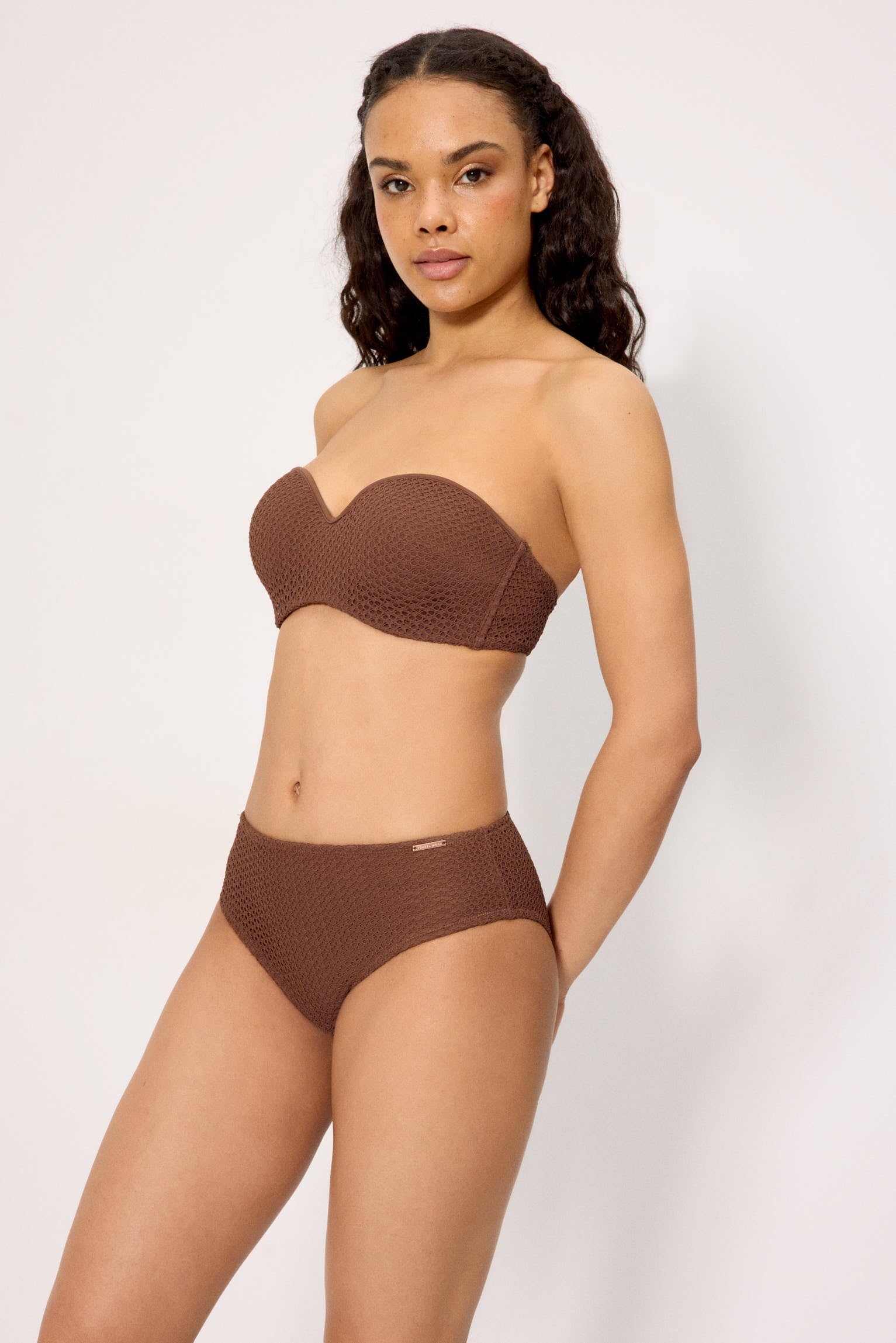YSABEL MORA. Braga Bikini Moldeadora Midi. Compresión en Abdomen Inferior con Textura de Tejido Calado. Combínala con Un Top de Bikini para Crear El Bikini Colección Sand.