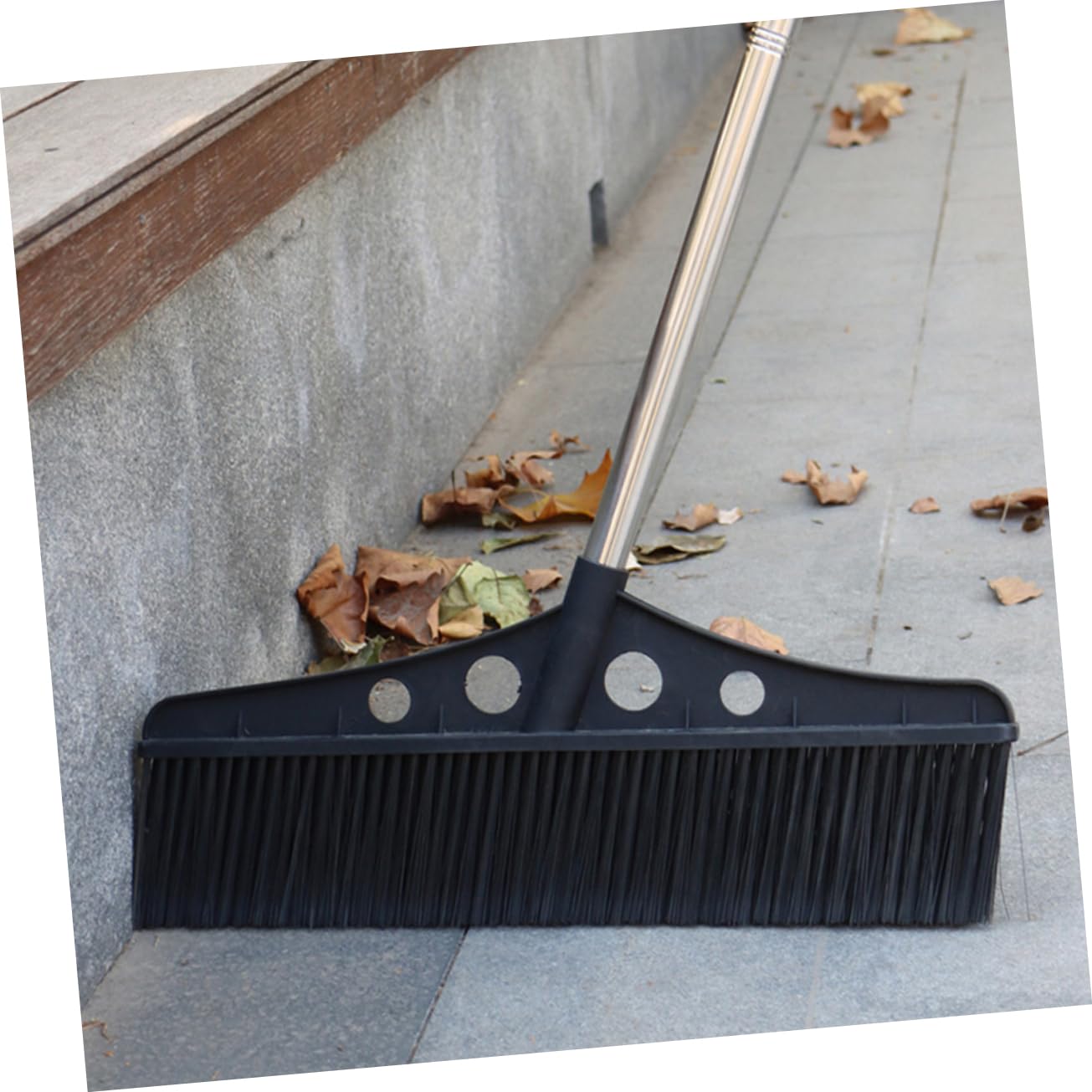Vaguelly Spazzatrice da Giardino Nero con Manico, Scopa Esterna Robusta in Acciaio Inossidabile e Nylon, Multi-Scena per Balconi e Lawn Sweeper ad Alta Efficienza