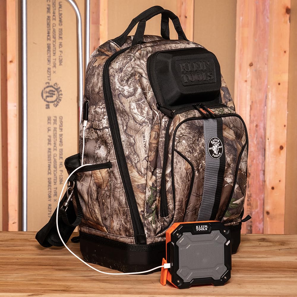 Klein Tools 62800BPCAMO - Mochila de herramientas Tradesman Pro, extragrande, con 40 bolsillos, con parte inferior moldeada, puerto de carga