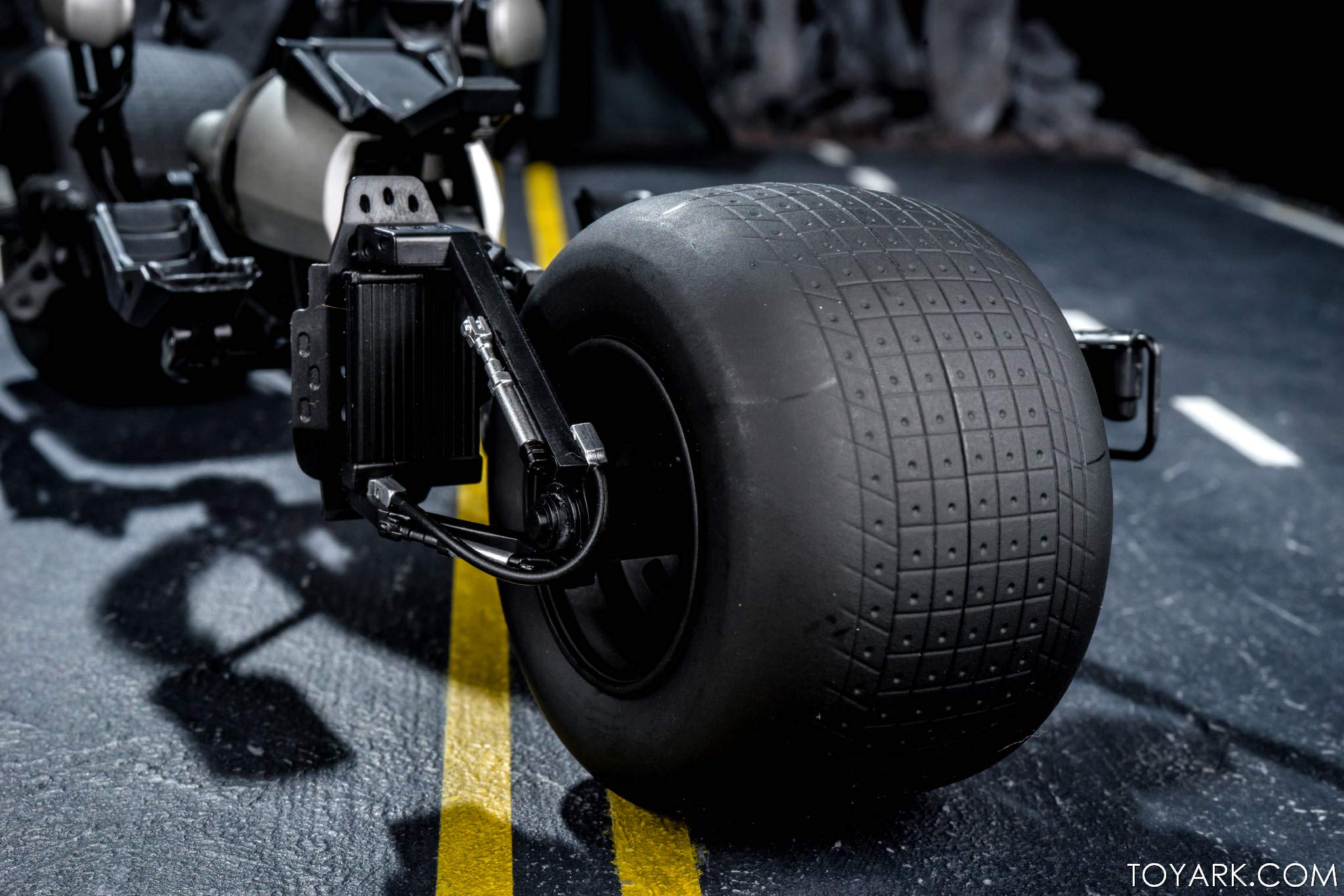 バットマン　BAT-POD 1/6スケール Bat-Pod Sixth Scale Collectible by Hot Toys | Sideshow