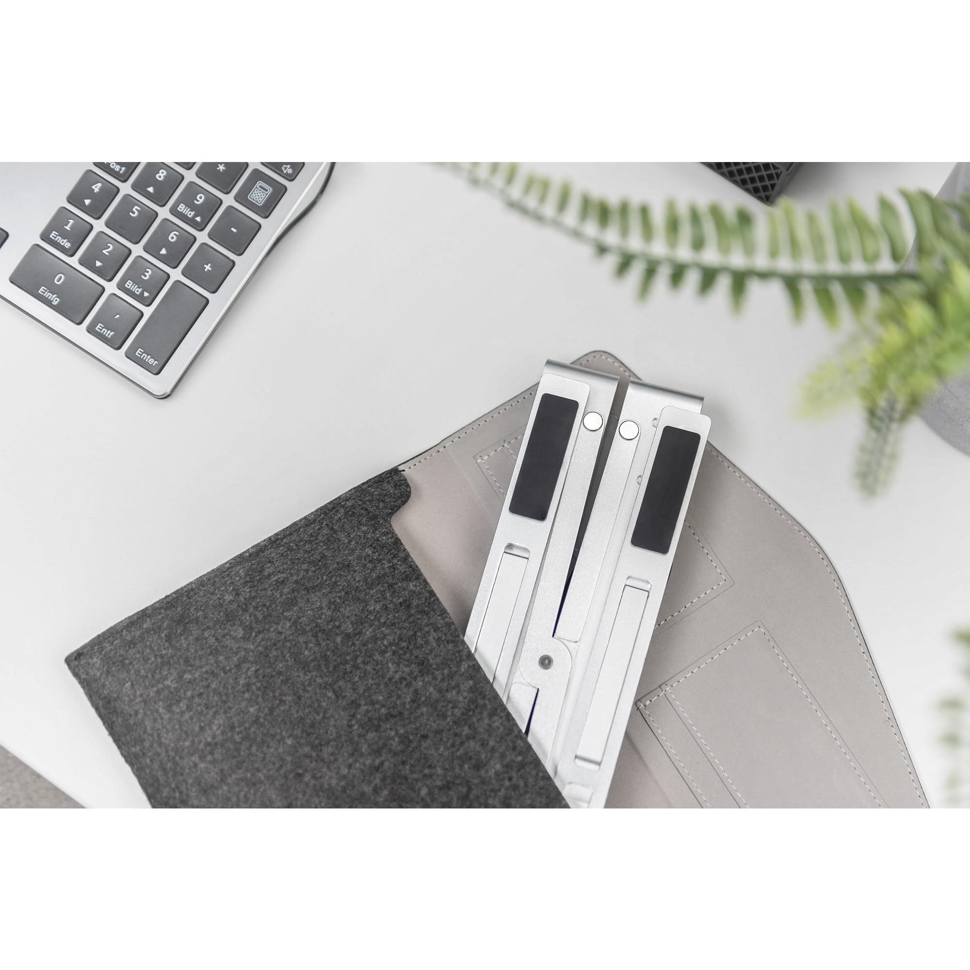 DIGITUS supporto per notebook con hub USB-C integrato - per laptop da 10-17" - angolo di inclinazione regolabile - 4x porte USB-A 3.2 Gen1-1x porta USB-C 3.2 Gen1-5 Gbit/s - Power Delivery 3.0