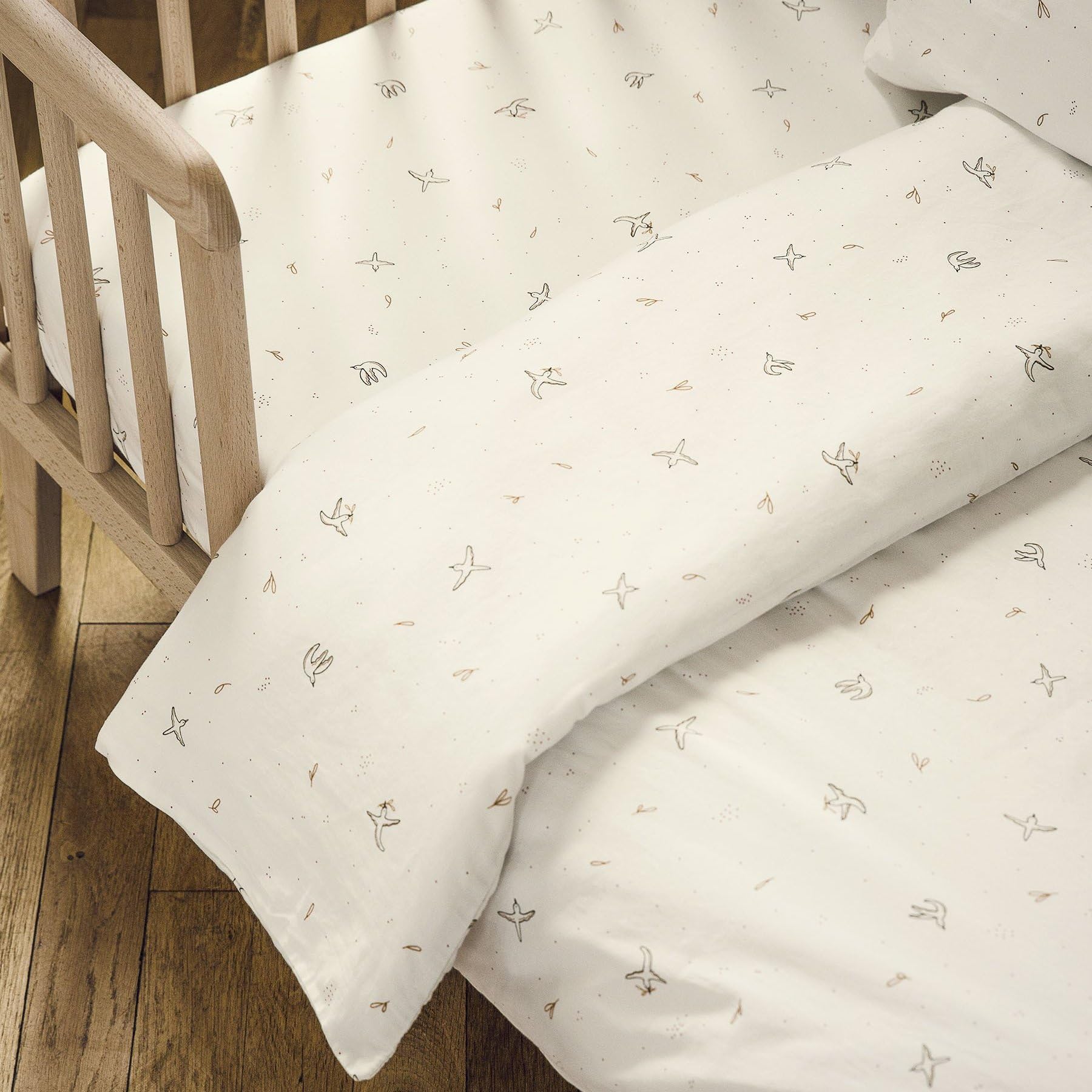 Kadolis - Housse de Couette Bébé 75x120 cm Coton Bio GOTS – Motif Oiseaux L’Envolée – Douceur Naturelle, sans Traitement Chimique