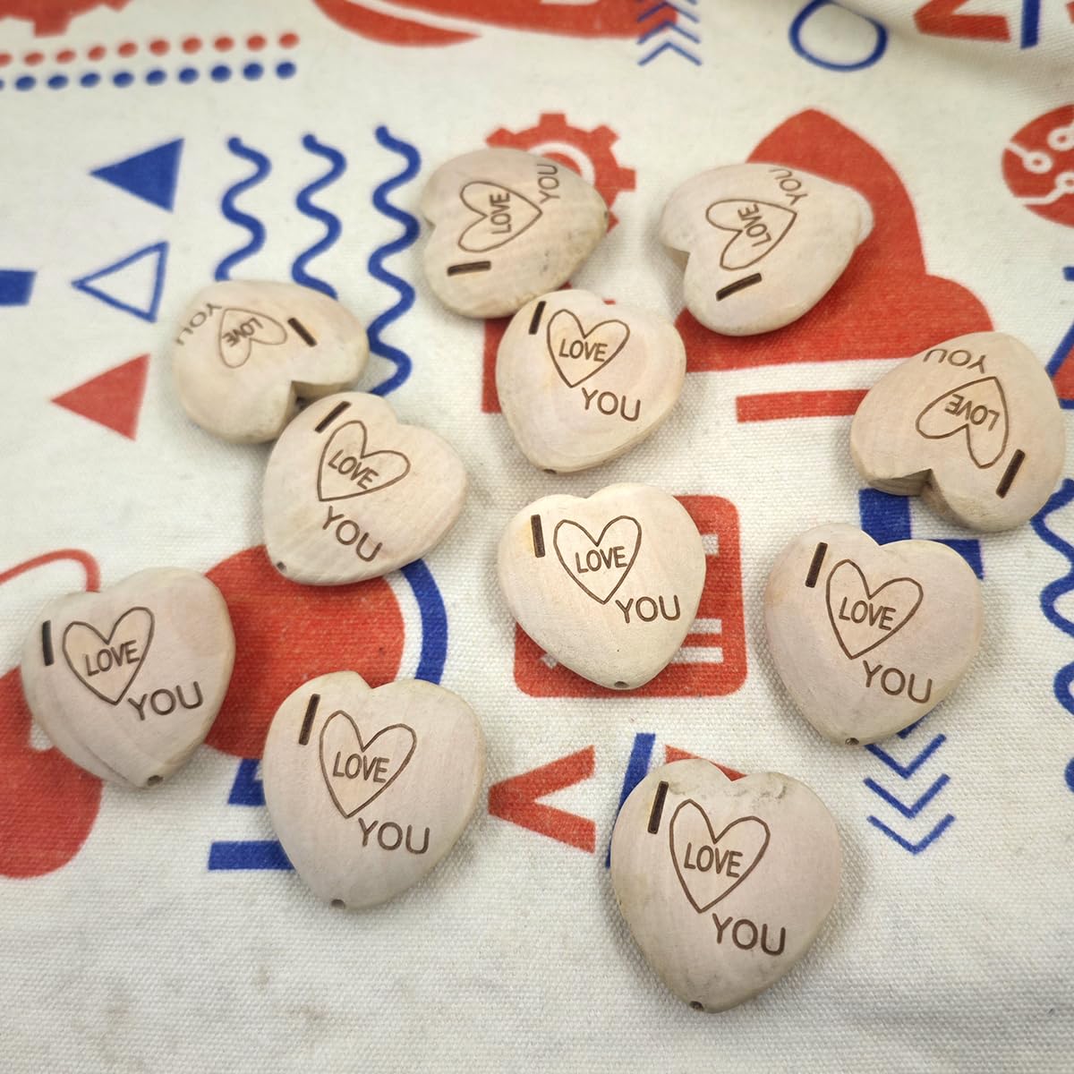 Drewniane koraliki w kształcie serca z otworem i nadrukiem laserowym 'I Love You' znak, 40 mm, drewniane koraliki w kształcie serca, do dekoracji walentynkowych, do samodzielnego barwienia i