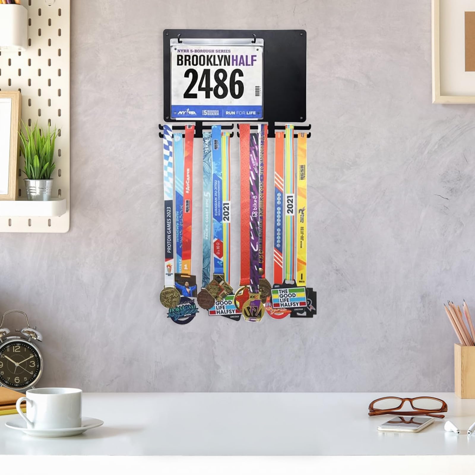 Porta medaglie, porta medaglie, porta medaglie maratona con lavagnetta e numeri di partenza, supporto per medaglie sportive, fino a 24 medaglie, 80 numeri di partenza