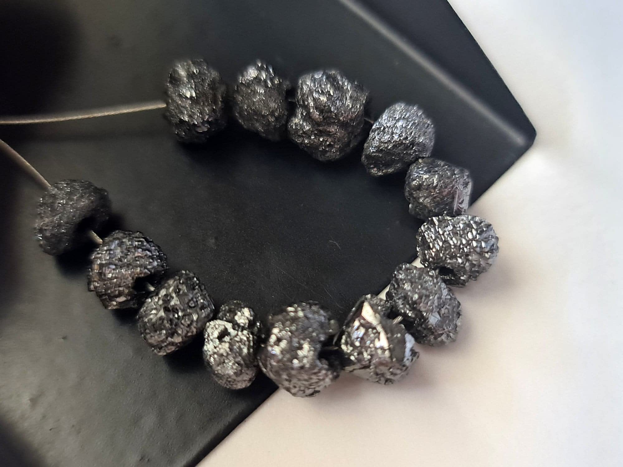8–8,5 mm große schwarze Rohdiamantperlen für Damen, 2 mm großer, gebohrter schwarzer Diamant, loser Diamant, schwarze Rohdiamantperlen (1 Stück bis 2 Stück Optionen) – PDD54