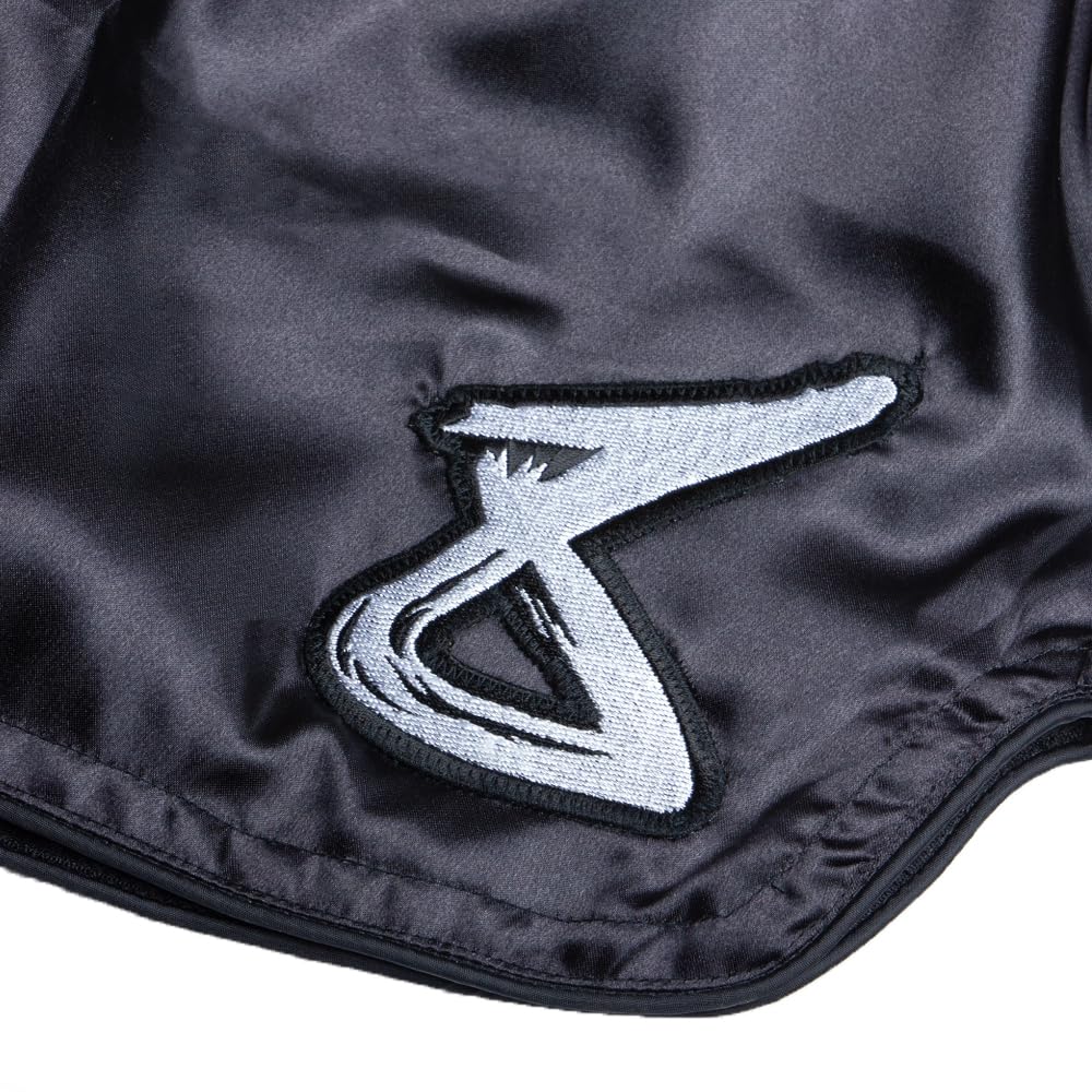 8 WEAPONS Muay Thai Shorts Strike, Schwarz-Weiß, Kickboxhose für Training & Wettkampf, Thaibox Shorts Satin, Atmungsaktiv, Langlebig, Kampfsporthose für MMA, K1, Boxen, Thai Boxen