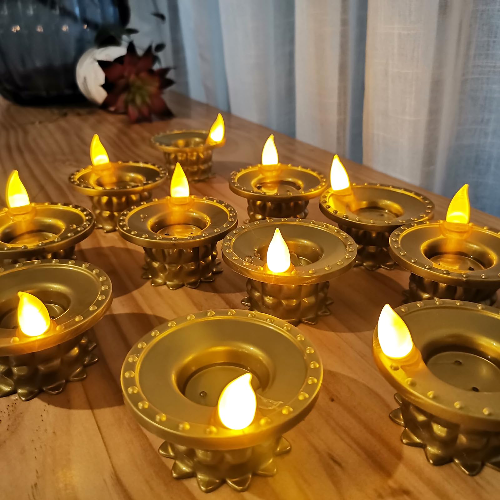 Lot de 12 lampes Diwali Diyas - Lumières LED dorées - Étanche - Sans flamme - Lampes à huile pour centres de table - Temples indiens Pooja - Cadeau de pendaison de crémaillère