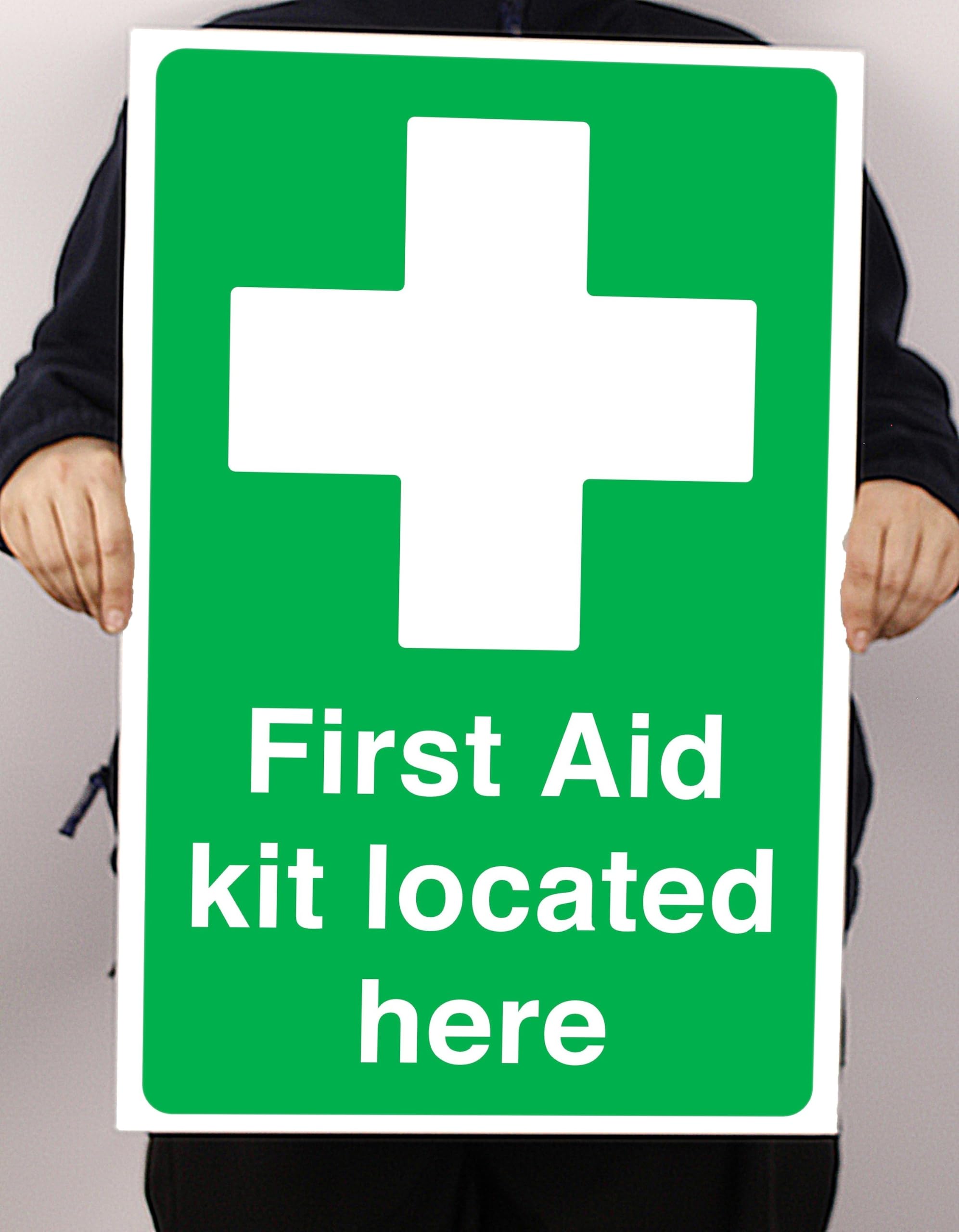 First Ald Kit Located Here – Sicherheitsschild, 3 mm Aluminium-Dibond für den Innen- und Außenbereich (600 mm x 400 mm), 20 m Sichtabstand