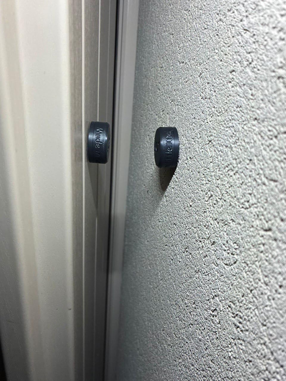 FERMO MAGNETICO per Scuri, Balconi, Porte e Finestre - Con Viti e Distanziali Inclusi (marrone)