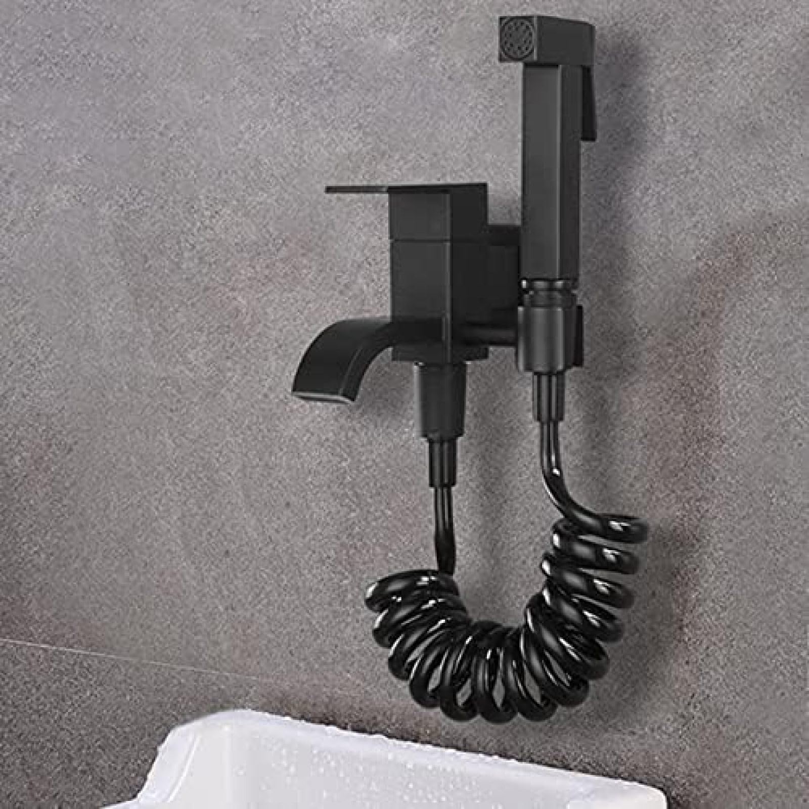 Robinet d'eau et douchette de toilettes pour une fraîcheur optimale au quotidien