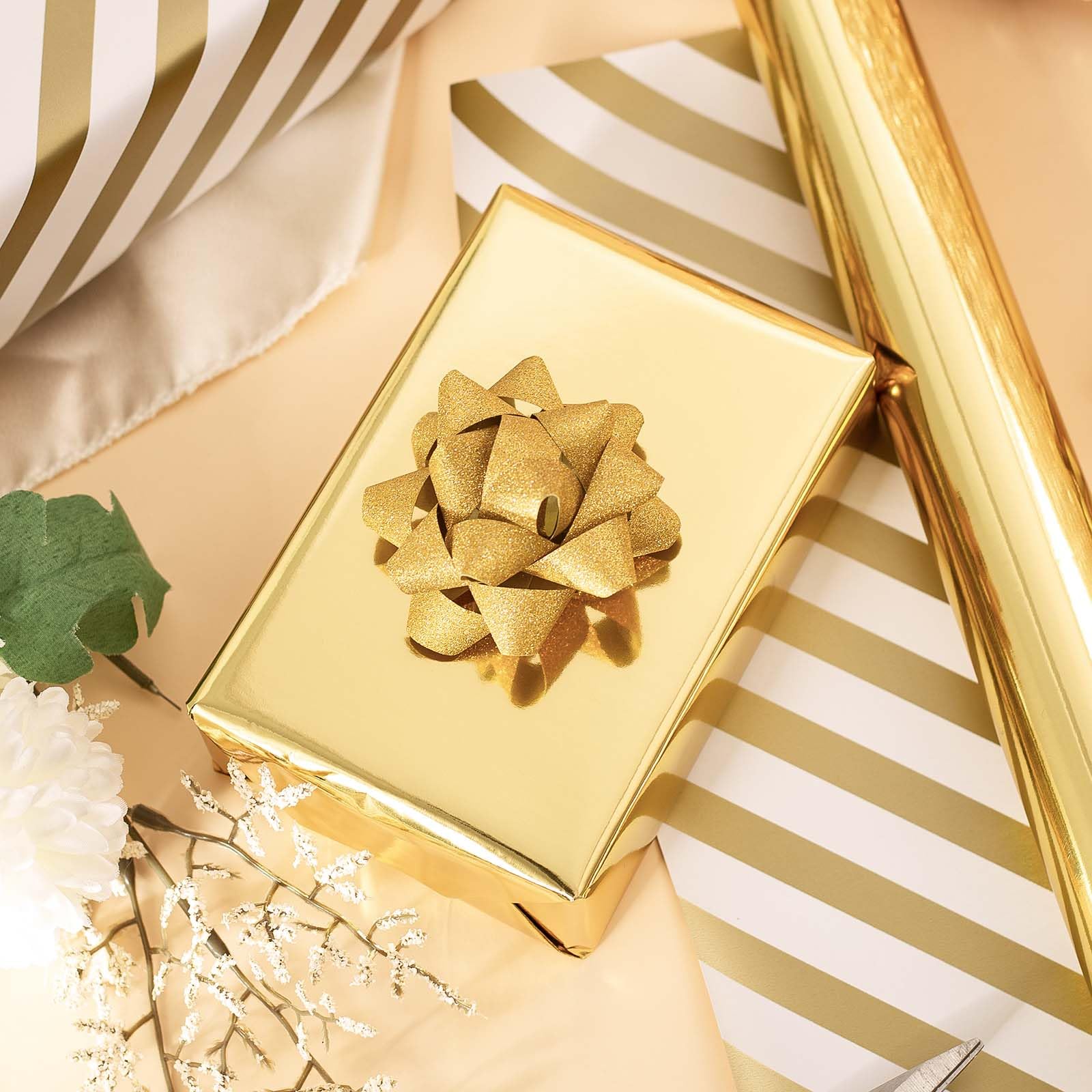 Merture Rollo de papel de regalo dorado metálico, 17 pulgadas x 32.8 pies (46.5 pies cuadrados) con rayas