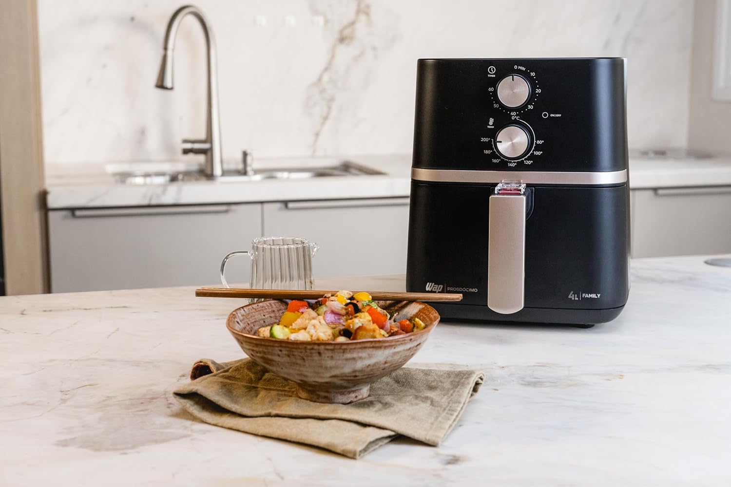 Imagem lateral do produto em uma cozinha moderna.