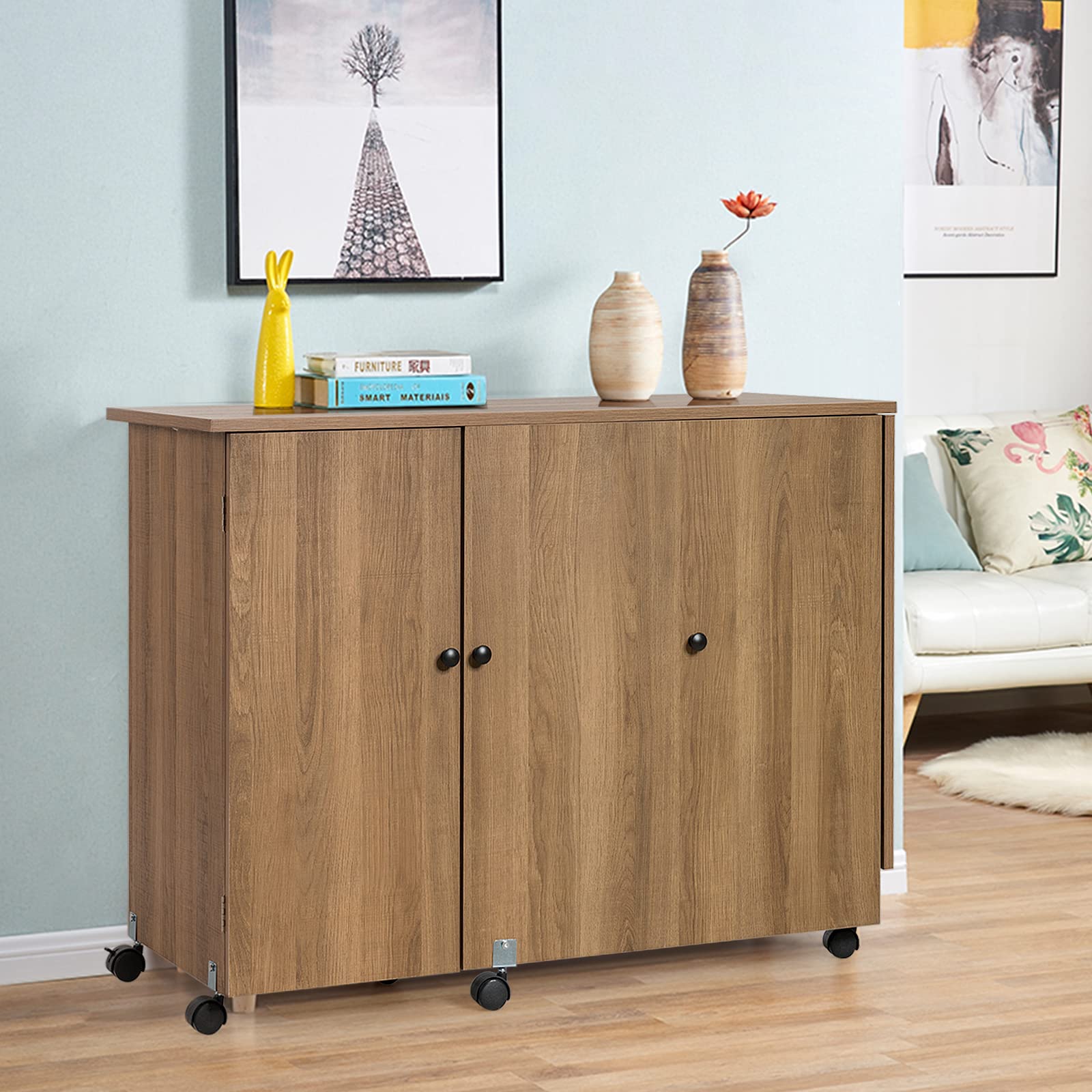 GOPLUS Mesa de Costura Plegable con 6 Ruedas Universales (2 Bloqueables), 3 Estantes y 1 Balda, 3 en 1 Armario de Costura, Mueble para Máquina de Coser para Dormitorio Salón Estudio (Natural)