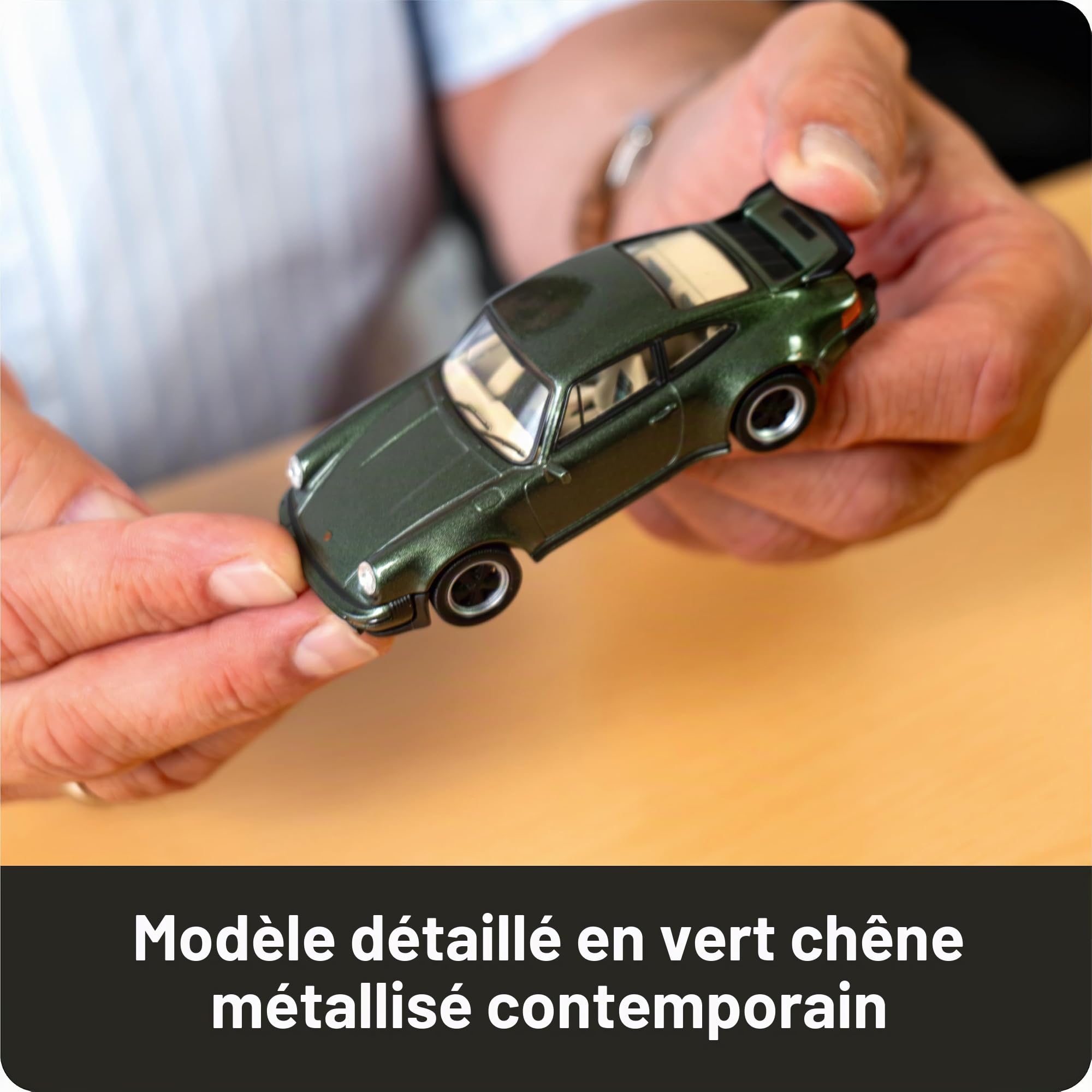 FRANZIS 67233 Porsche 911 Turbo Calendrier de l'Avent – Kit de modélisme à l'échelle 1:43, avec module sonore et livre d'accompagnement de 52 pages