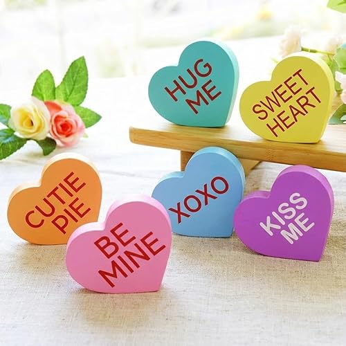 Qunclay 6 piezas de decoración de madera de San Valentín, decoración de mesa de corazón de colores, letrero de decoración de bandeja escalonada,