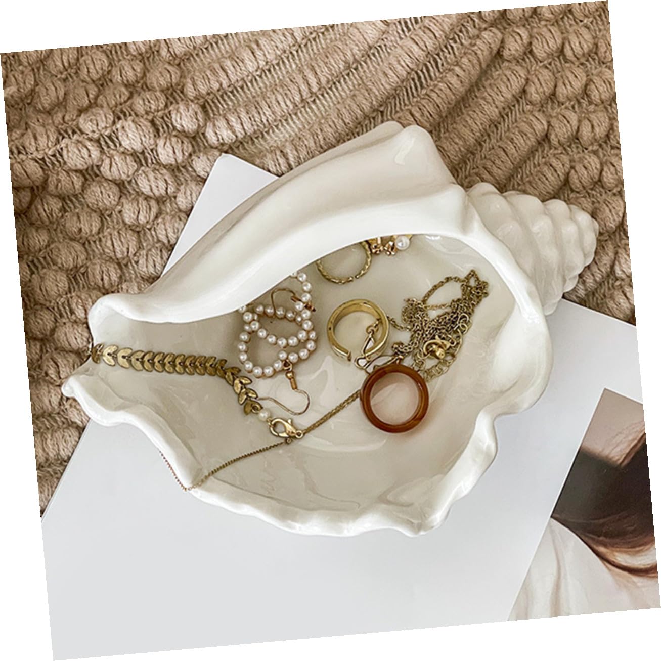 Keramik Schmuckschale in Muschelform Weiß Dekorativer Organizer für Schmuck und Schlüssel für Wohnzimmer und Eingangsbereich Stilvoll und Praktisch
