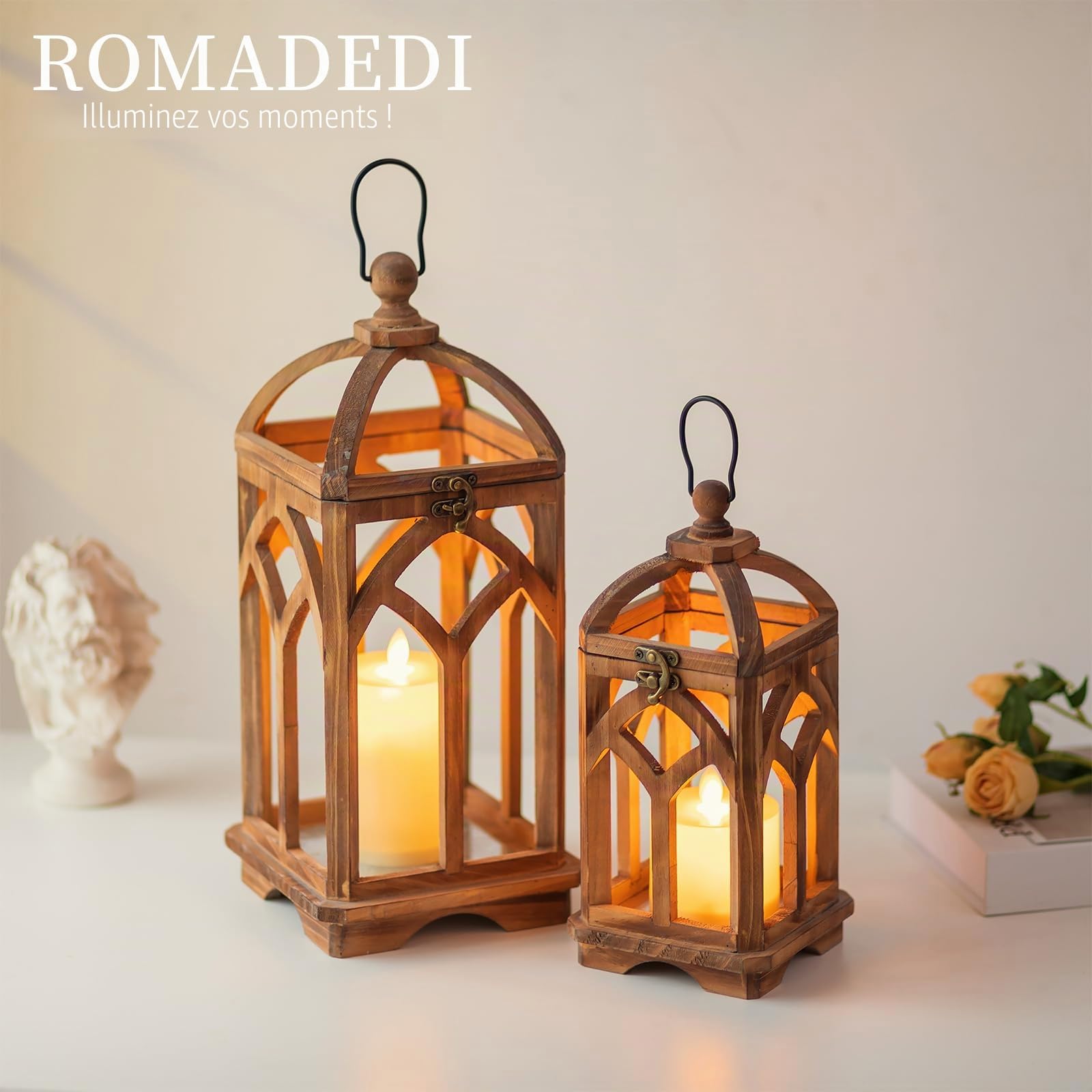 Romadedi Lot de 2 lanternes en Bois Marron à Toit Arrondi, 30/40 cm | Deux tailles pour bougies cylindriques, décoration de table, maison, mariage, jardin et extérieur couvert