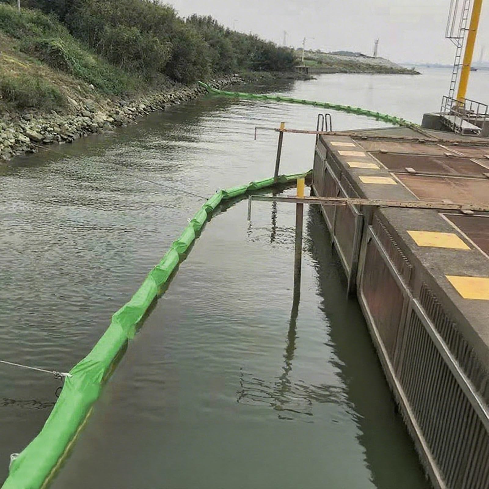 DUANHOZ PVC Oil Boom,PVC Floating Oil Spill Containment Boom, 20m (65.6ft) High Strength Marine Barrier for Oil & Water Interception, Flood Control Fence, Durable Waterweed Defen