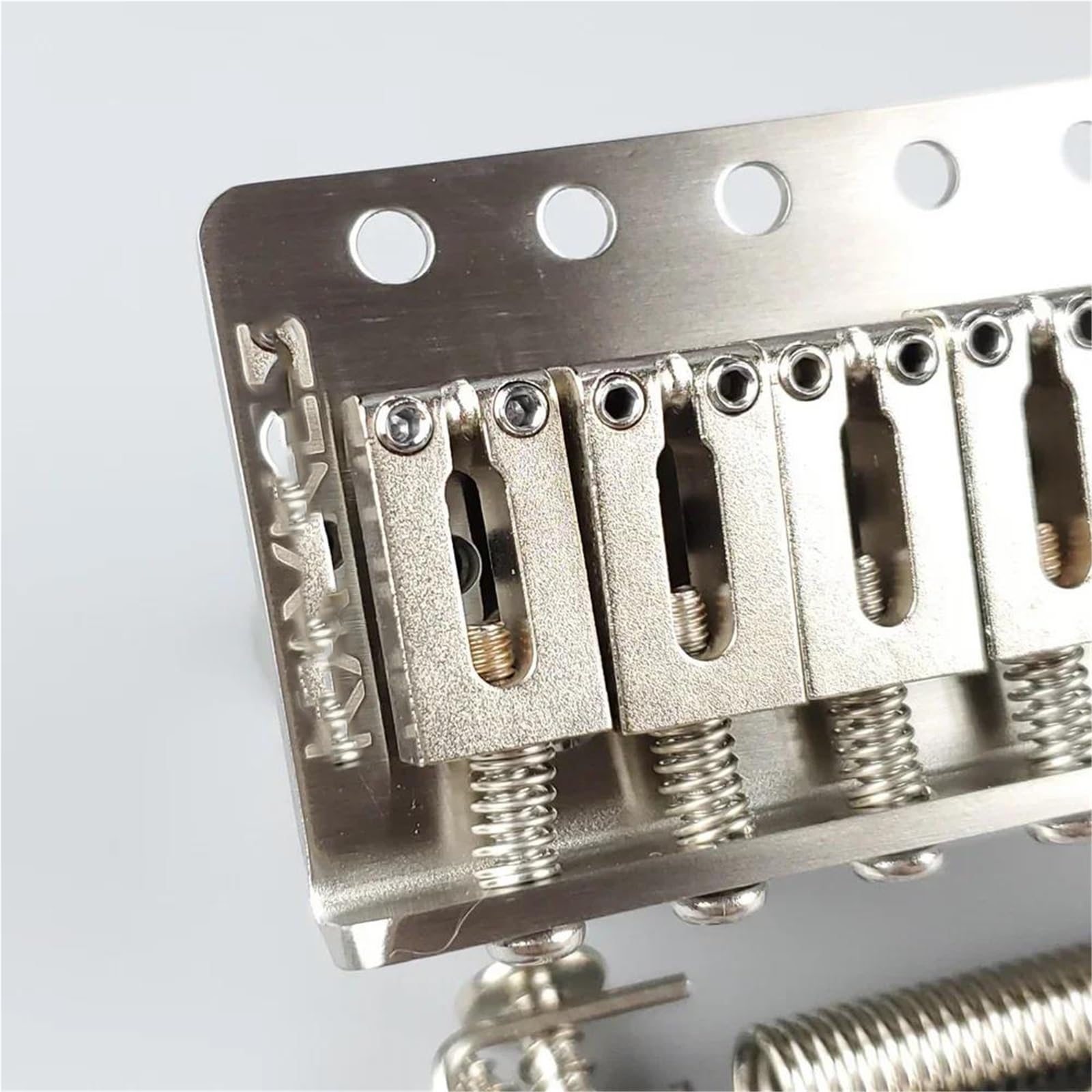 52.5 mm do mostka Tremolo do gitary elektrycznej ST z blokiem siodełka ze stali nierdzewnej i mosiądzu KY01S Mostek Gitary Profesjonalnej