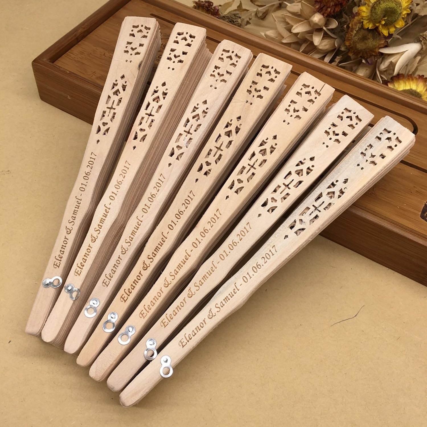 Ventagli Personalizzati Bomboniere for Ospiti Ventaglio in Legno Sfuso, Nomi Personalizzati for Coppie di Feste di Matrimonio Bomboniere Estive Regali Rustici con Sacchetti di Filato(50pcs)