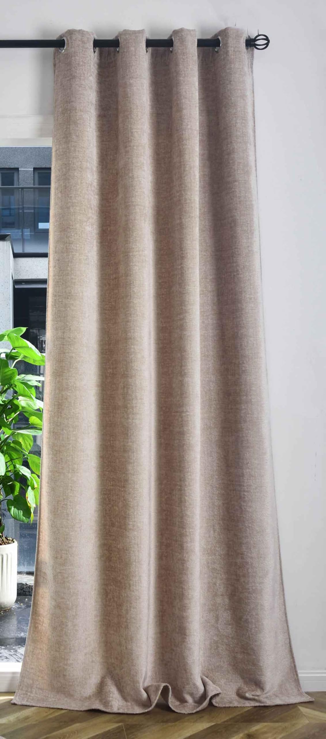 Rideau occultant en velours pour créer un salon beige cosy