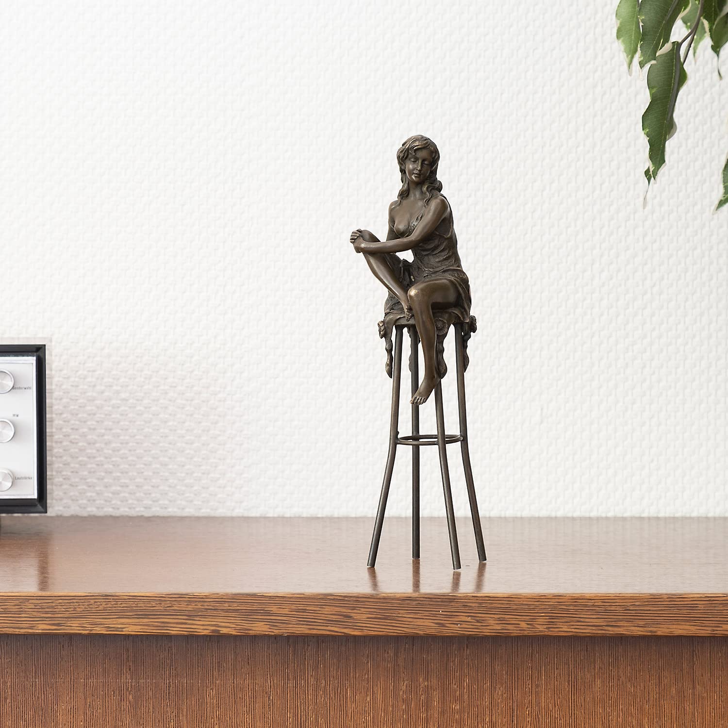 Moritz Bronze Frau auf Barhocker aufrecht 27,5 cm Akt Skulptur Deko Statue | Massive Handarbeit, sitzende Dame mit übereinandergeschlagenen Beinen, Frauenfigur, Wohndeko und Geschenk für Sie