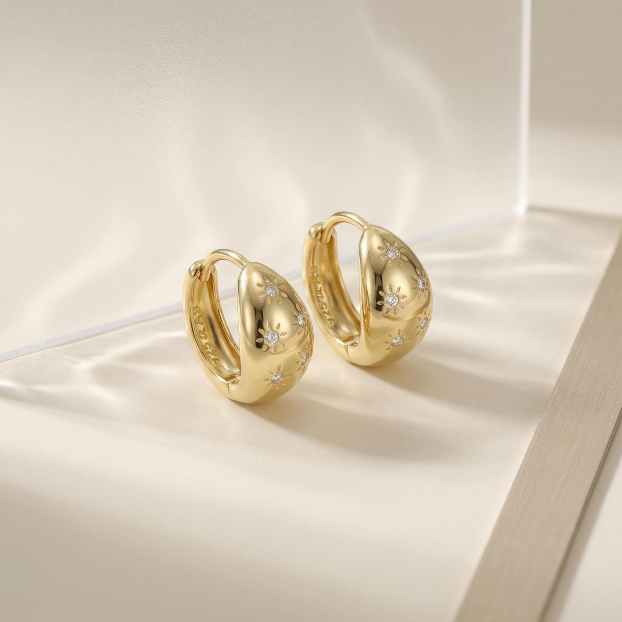 NOELANI - Damen Ohrringe 925 Silber - Vergoldet/Golden - mit Zirkonia Stein - Klobig Creole - NOE-E0026