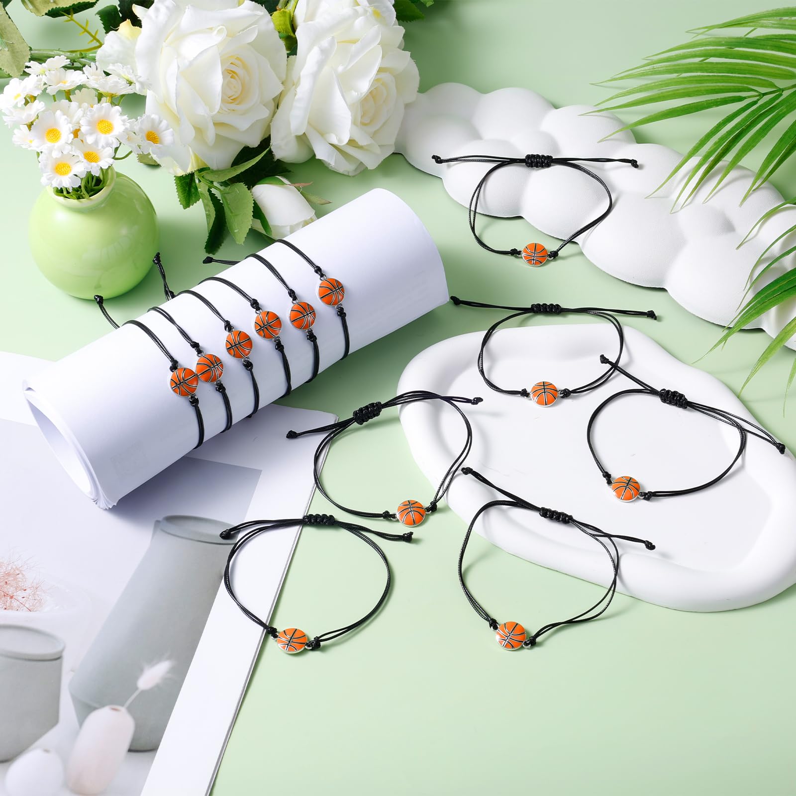 Mikovivi 20uds Pulseras con Dijes para Regalos Fiesta Deportiva, Pulseras Inspiradoras Pelotas Deportivas Pulseras Temáticas Deportivas Pulsera Deportiva Ajustable Mujeres Hombres (Baloncesto 2)
