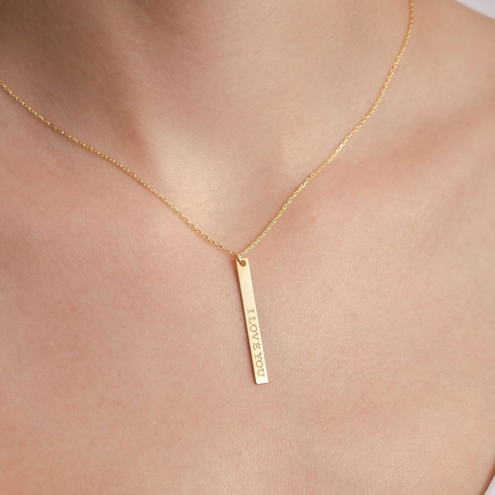 Vertical nombre colgante, barra mini plata a medida elegante para mamá Navidad
