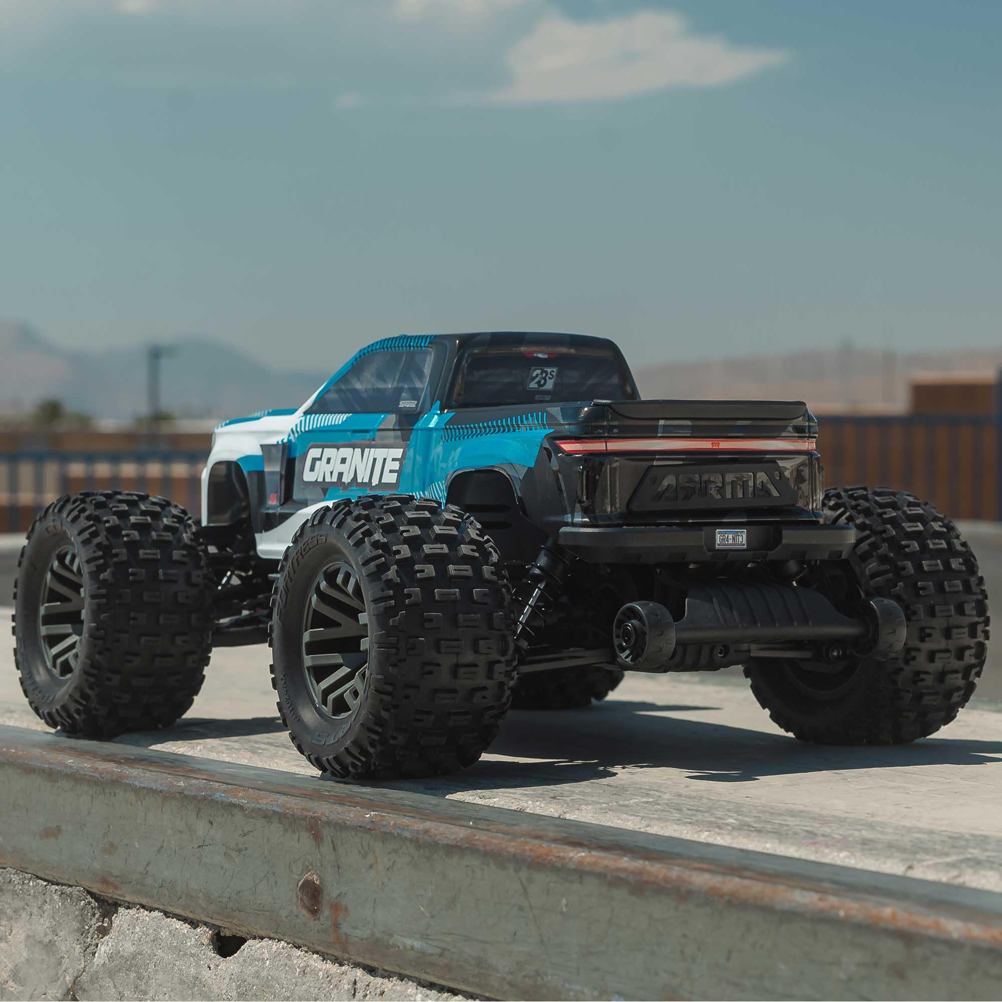 ARRMA Granite 223S BLX 1:10 4x4 RC zdalnie sterowany Offroad Monster Truck RTR, silnik bezszczotkowy, DSC, bez akumulatora i ładowarki, niebieski