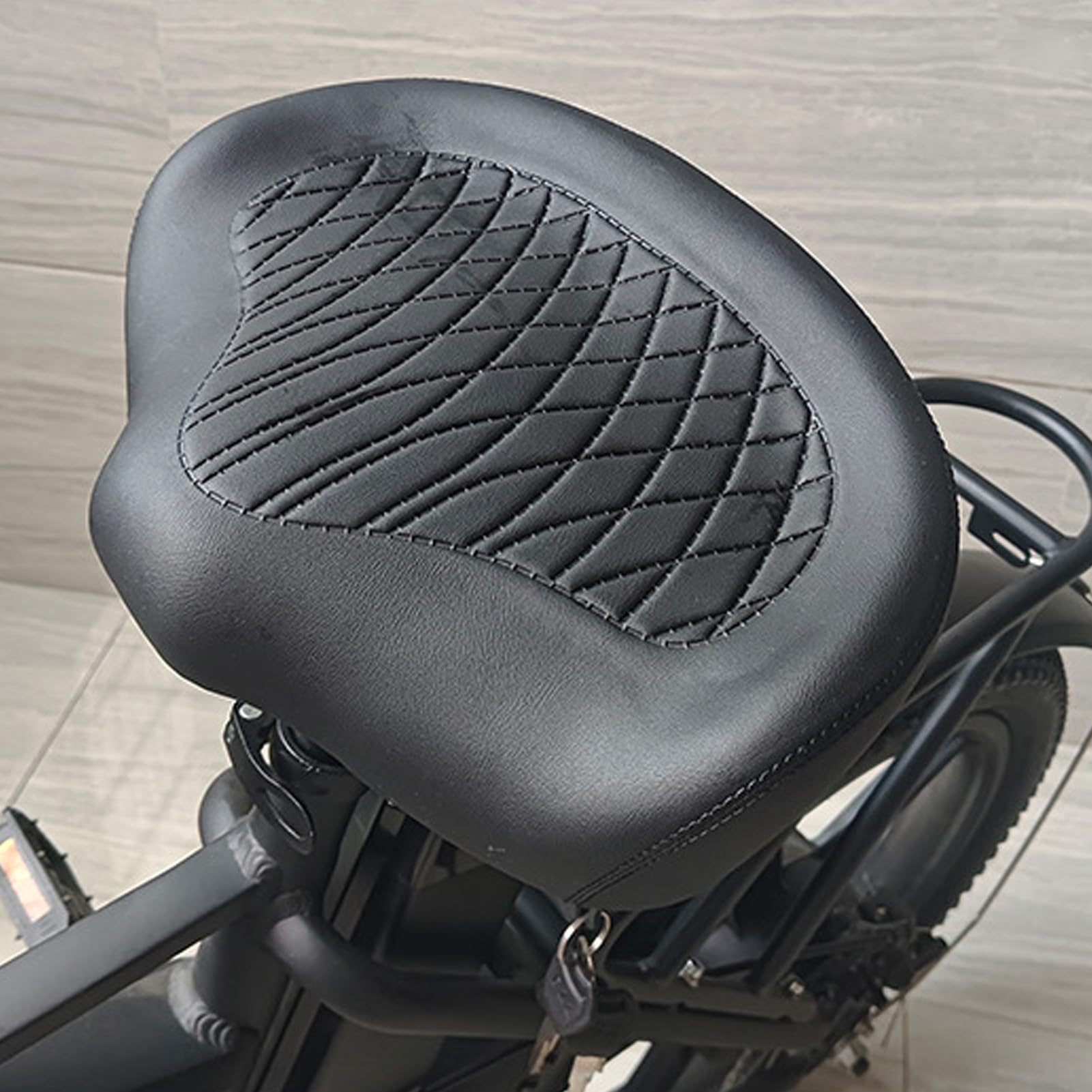 Fockety Selle de vélo, Coussin de Selle Large sans Nez, surdimensionné, avec Mousse à mémoire de Forme absorbante, Cuir PU Doux au Toucher, Selle de vélo Confortable pour VTT