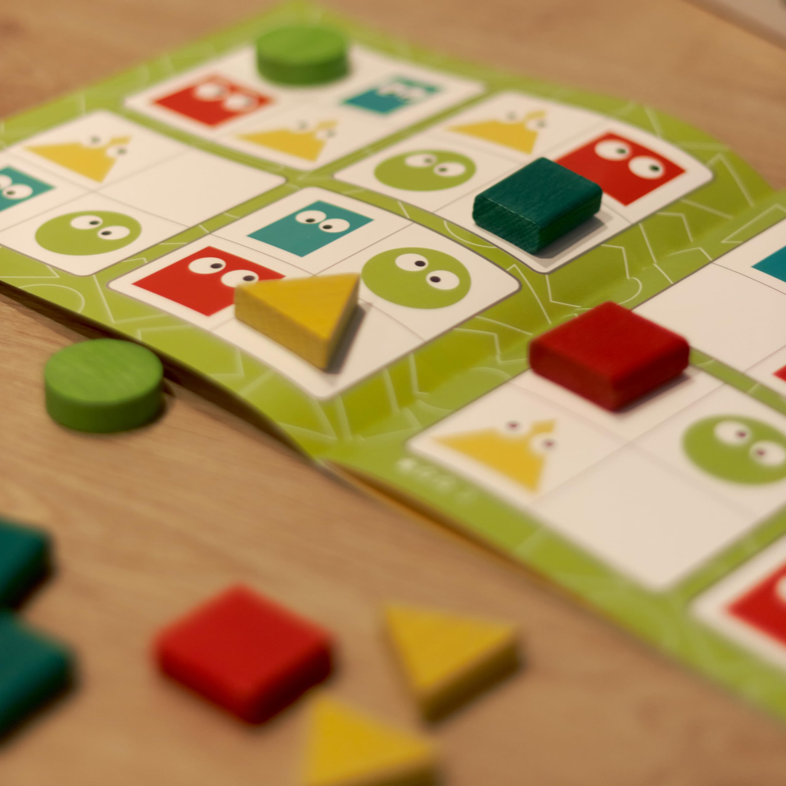 Sudoku Geométrico de Madera – Juguete Educativo con 16 Piezas y 20 Tareas – Estimula la Lógica y la Motricidad Fina – Apto Desde 3 Años