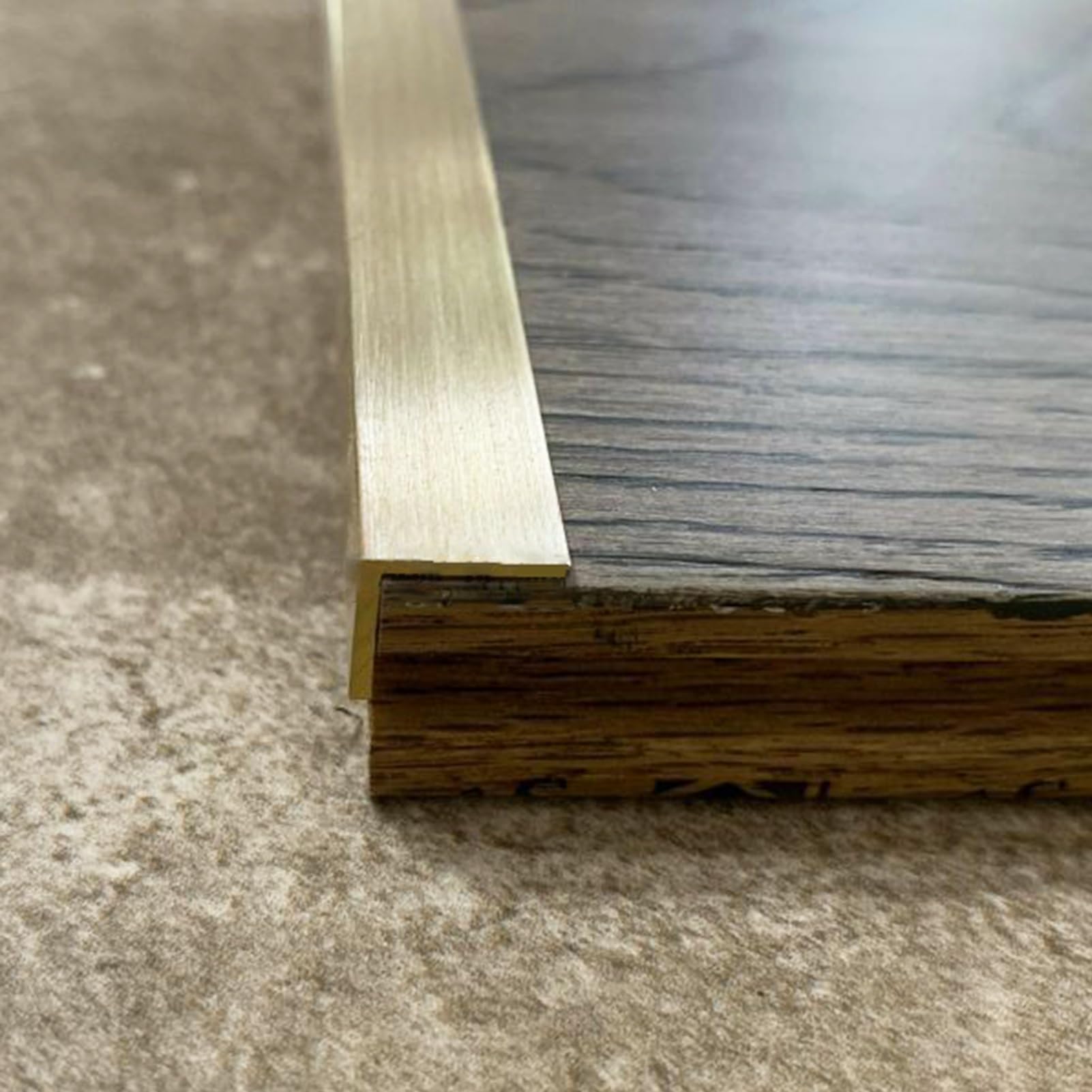 Borde de latón para cubrir espacio estrecho en suelo de madera pletina metal protectora