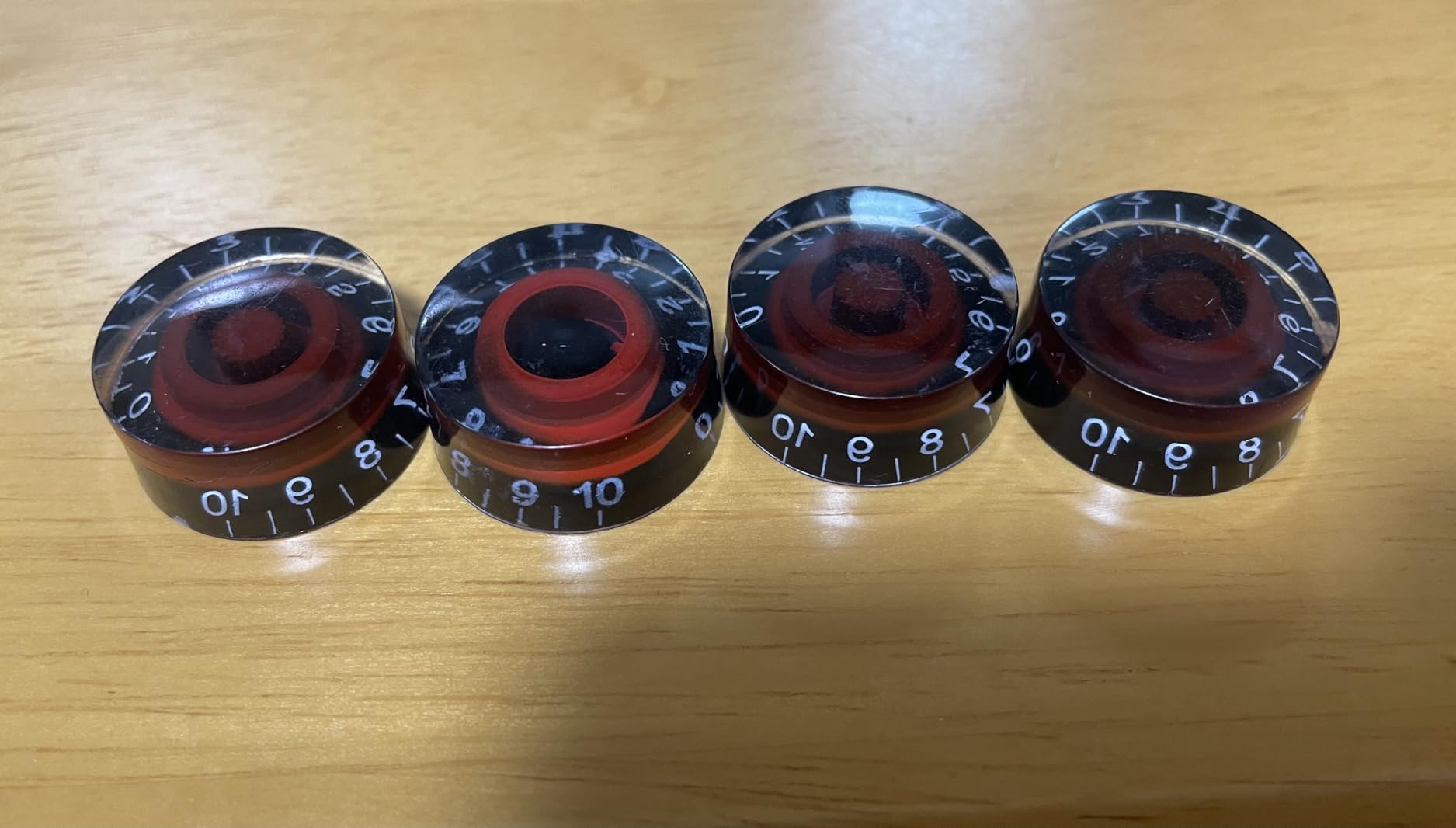 Amazon.co.jp mxuteuk 4個 黒と赤のエレキギターベースシルクハットノブスピードボリュームトーンAMPエフェクトペダル